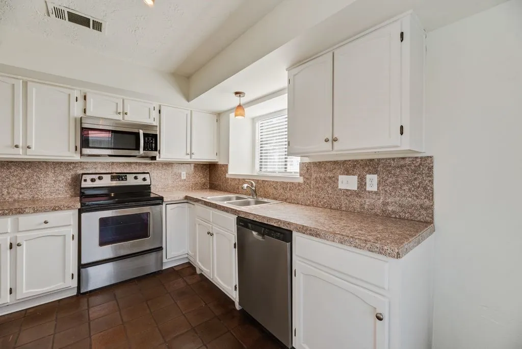 Single Family Residence For Sale in Dallas County , 3225 Willowglen Drive, Mesquite, Texas 75150, 3 Bedroom, 2 Bathroom, 2 Garage spaces, 1,516 Sqft, built in 1981, mls#21352174, Real Estate Agent in Mesquite, Homes For Sale in Dallas county, Homes For Sale in Mesquite, Realtor in Mesquite Texas, Real Estate Brokerage Independent Realty Texas, Luminita Cordes Realtor