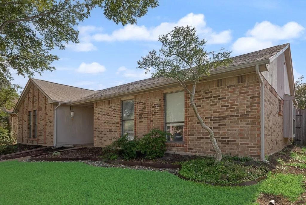 Single Family Residence For Sale in Dallas County , 3225 Willowglen Drive, Mesquite, Texas 75150, 3 Bedroom, 2 Bathroom, 2 Garage spaces, 1,516 Sqft, built in 1981, mls#21352174, Real Estate Agent in Mesquite, Homes For Sale in Dallas county, Homes For Sale in Mesquite, Realtor in Mesquite Texas, Real Estate Brokerage Independent Realty Texas, Luminita Cordes Realtor