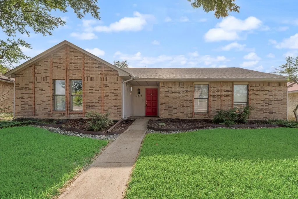 Single Family Residence For Sale in Dallas County , 3225 Willowglen Drive, Mesquite, Texas 75150, 3 Bedroom, 2 Bathroom, 2 Garage spaces, 1,516 Sqft, built in 1981, mls#21352174, Real Estate Agent in Mesquite, Homes For Sale in Dallas county, Homes For Sale in Mesquite, Realtor in Mesquite Texas, Real Estate Brokerage Independent Realty Texas, Luminita Cordes Realtor