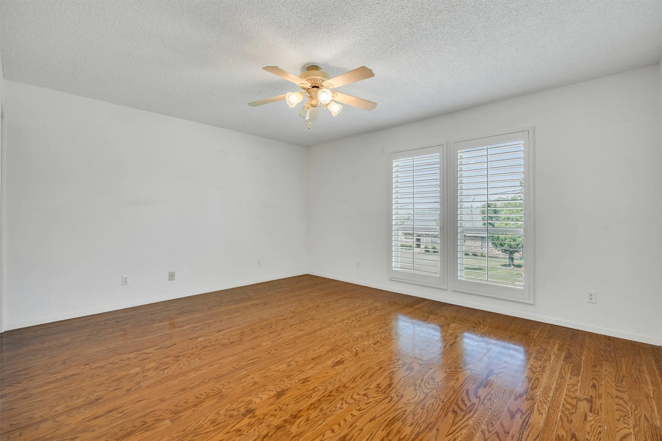 Townhouse For Sale in Tarrant County , 2906 Wayside Drive, Bedford, Texas 76021, 2 Bedroom, 2 Bathroom, 2 Garage spaces, 1,729 Sqft, built in 1978, mls#21353677, Real Estate Agent in Bedford, Homes For Sale in Tarrant county, Homes For Sale in Bedford, Realtor in Bedford Texas, Real Estate Brokerage Independent Realty Texas, Luminita Cordes Realtor