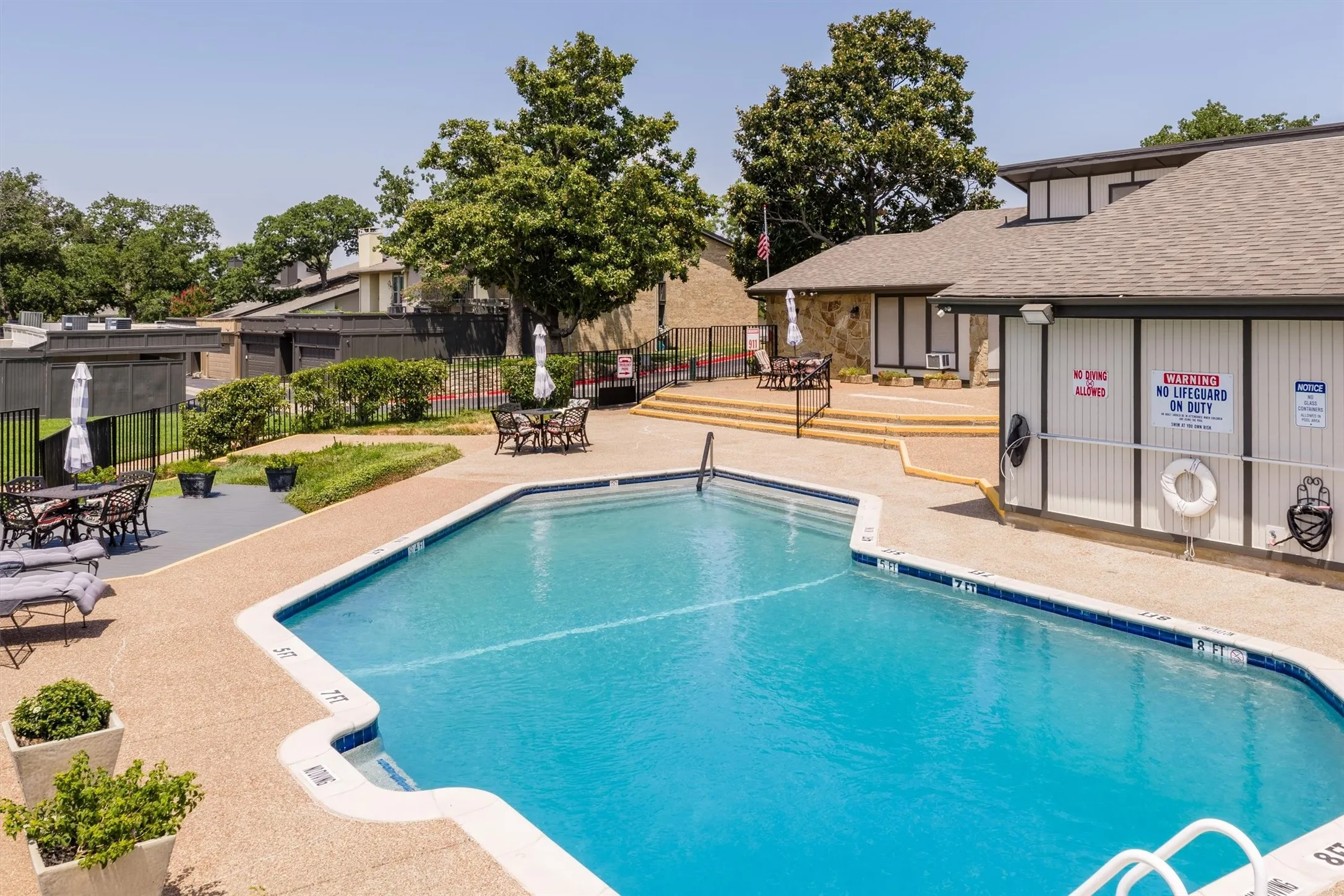 Townhouse For Sale in Tarrant County , 2906 Wayside Drive, Bedford, Texas 76021, 2 Bedroom, 2 Bathroom, 2 Garage spaces, 1,729 Sqft, built in 1978, mls#21353677, Real Estate Agent in Bedford, Homes For Sale in Tarrant county, Homes For Sale in Bedford, Realtor in Bedford Texas, Real Estate Brokerage Independent Realty Texas, Luminita Cordes Realtor