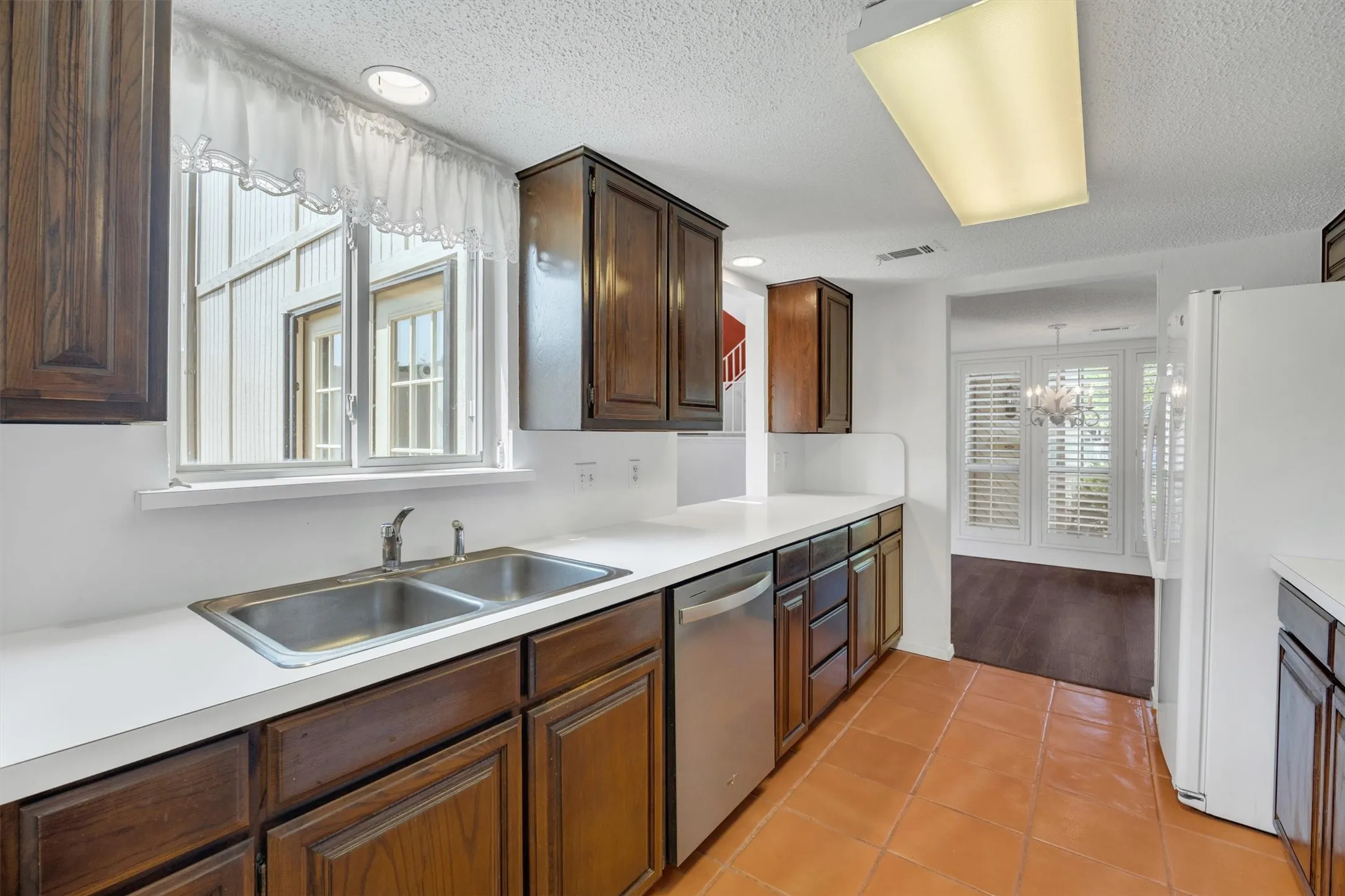 Townhouse For Sale in Tarrant County , 2906 Wayside Drive, Bedford, Texas 76021, 2 Bedroom, 2 Bathroom, 2 Garage spaces, 1,729 Sqft, built in 1978, mls#21353677, Real Estate Agent in Bedford, Homes For Sale in Tarrant county, Homes For Sale in Bedford, Realtor in Bedford Texas, Real Estate Brokerage Independent Realty Texas, Luminita Cordes Realtor