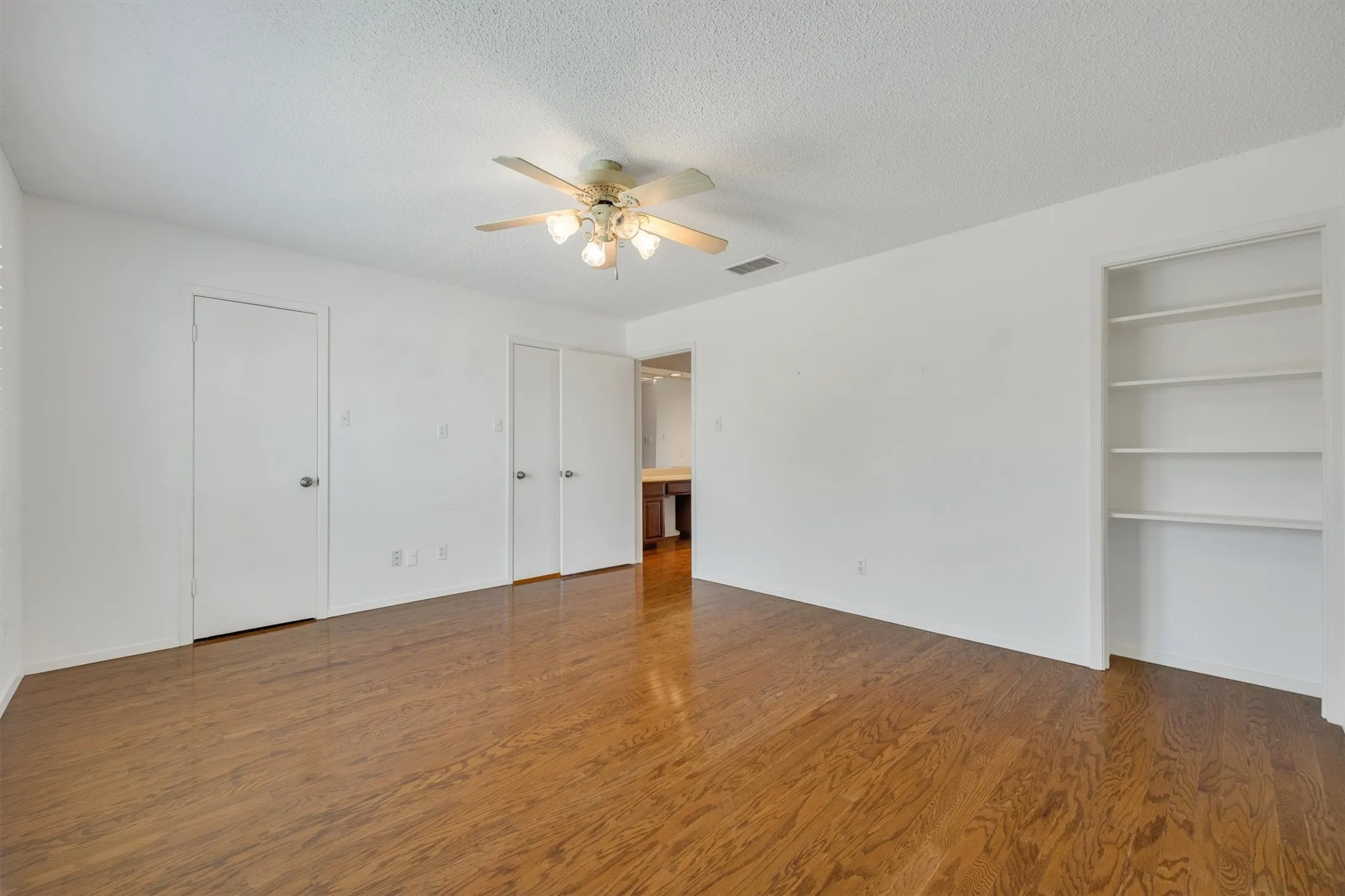 Townhouse For Sale in Tarrant County , 2906 Wayside Drive, Bedford, Texas 76021, 2 Bedroom, 2 Bathroom, 2 Garage spaces, 1,729 Sqft, built in 1978, mls#21353677, Real Estate Agent in Bedford, Homes For Sale in Tarrant county, Homes For Sale in Bedford, Realtor in Bedford Texas, Real Estate Brokerage Independent Realty Texas, Luminita Cordes Realtor