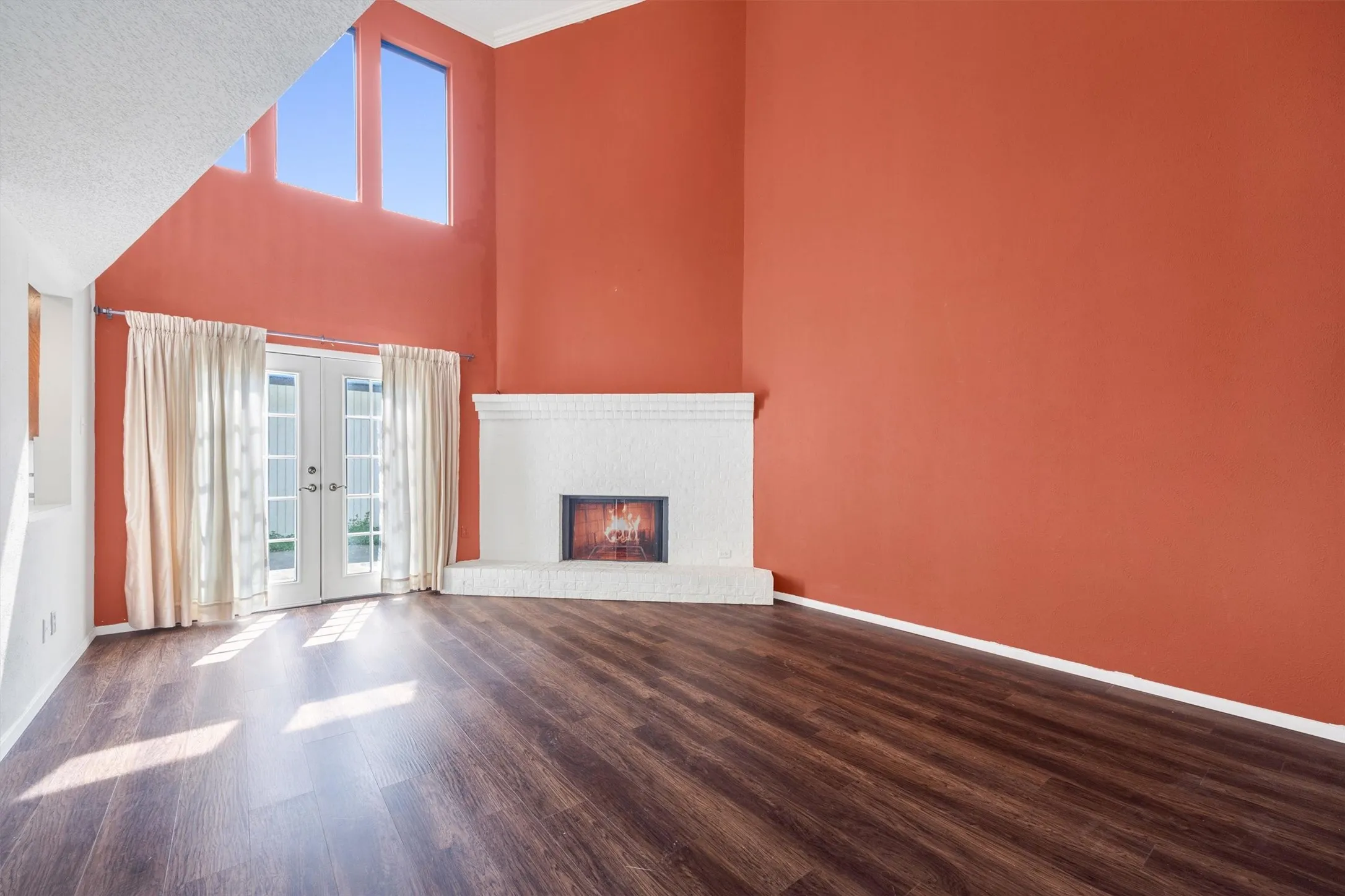 Townhouse For Sale in Tarrant County , 2906 Wayside Drive, Bedford, Texas 76021, 2 Bedroom, 2 Bathroom, 2 Garage spaces, 1,729 Sqft, built in 1978, mls#21353677, Real Estate Agent in Bedford, Homes For Sale in Tarrant county, Homes For Sale in Bedford, Realtor in Bedford Texas, Real Estate Brokerage Independent Realty Texas, Luminita Cordes Realtor