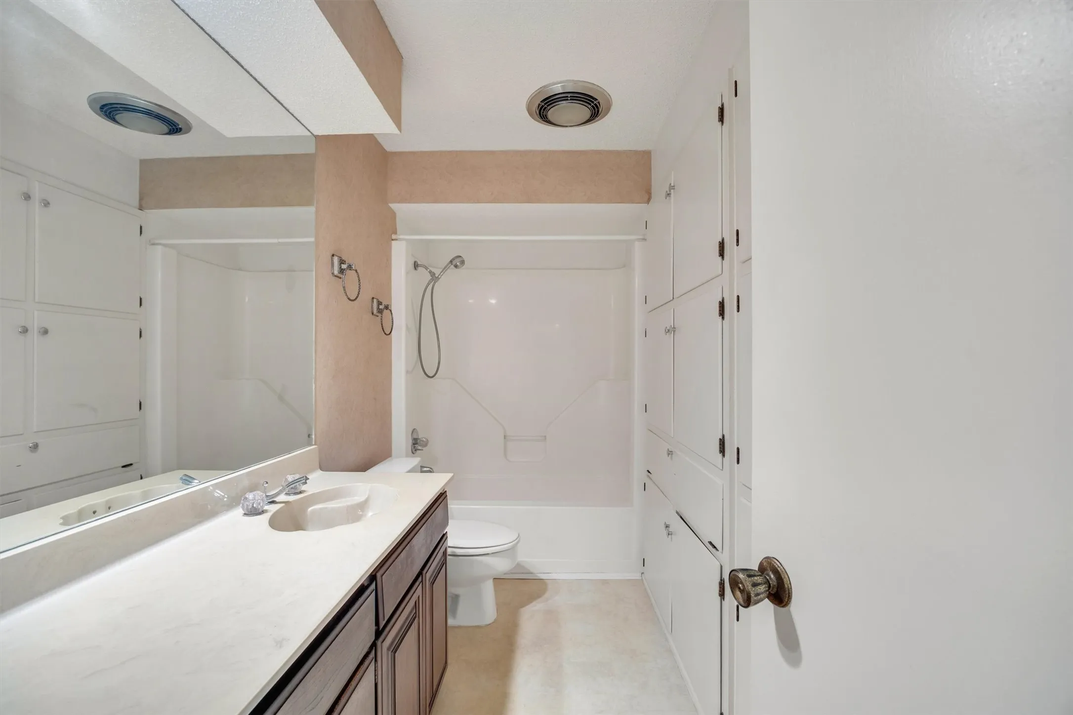 Townhouse For Sale in Tarrant County , 2906 Wayside Drive, Bedford, Texas 76021, 2 Bedroom, 2 Bathroom, 2 Garage spaces, 1,729 Sqft, built in 1978, mls#21353677, Real Estate Agent in Bedford, Homes For Sale in Tarrant county, Homes For Sale in Bedford, Realtor in Bedford Texas, Real Estate Brokerage Independent Realty Texas, Luminita Cordes Realtor