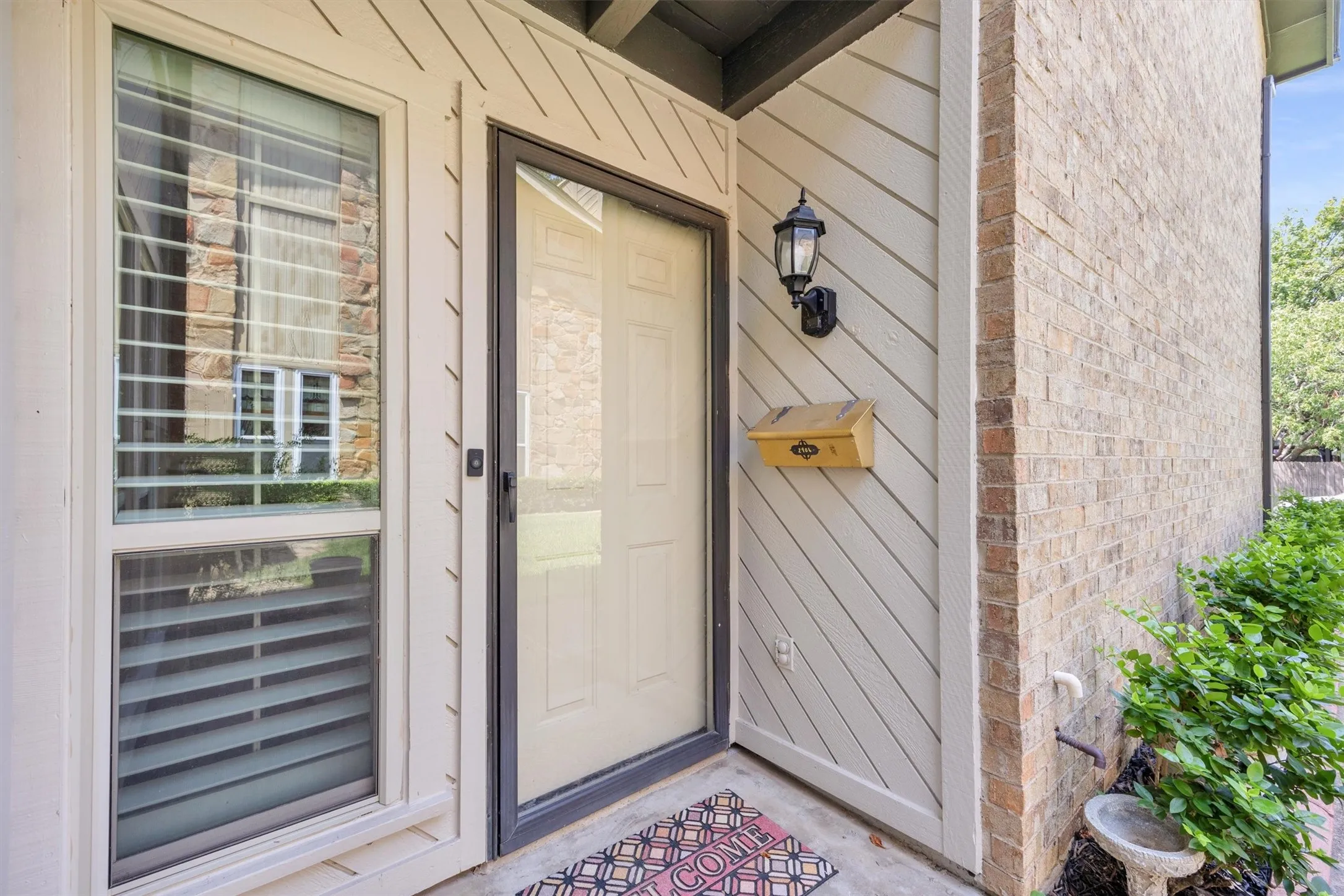Townhouse For Sale in Tarrant County , 2906 Wayside Drive, Bedford, Texas 76021, 2 Bedroom, 2 Bathroom, 2 Garage spaces, 1,729 Sqft, built in 1978, mls#21353677, Real Estate Agent in Bedford, Homes For Sale in Tarrant county, Homes For Sale in Bedford, Realtor in Bedford Texas, Real Estate Brokerage Independent Realty Texas, Luminita Cordes Realtor