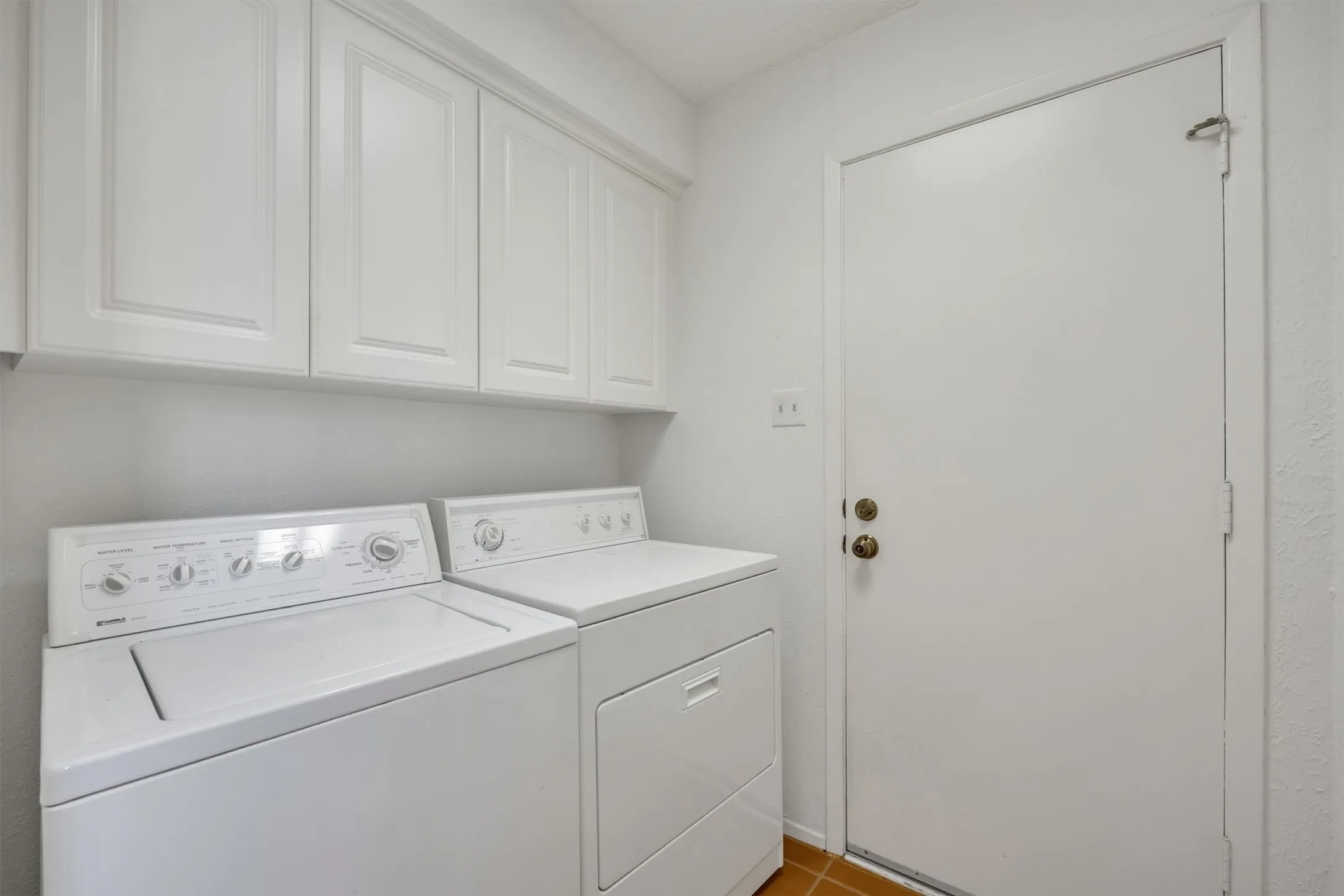 Townhouse For Sale in Tarrant County , 2906 Wayside Drive, Bedford, Texas 76021, 2 Bedroom, 2 Bathroom, 2 Garage spaces, 1,729 Sqft, built in 1978, mls#21353677, Real Estate Agent in Bedford, Homes For Sale in Tarrant county, Homes For Sale in Bedford, Realtor in Bedford Texas, Real Estate Brokerage Independent Realty Texas, Luminita Cordes Realtor