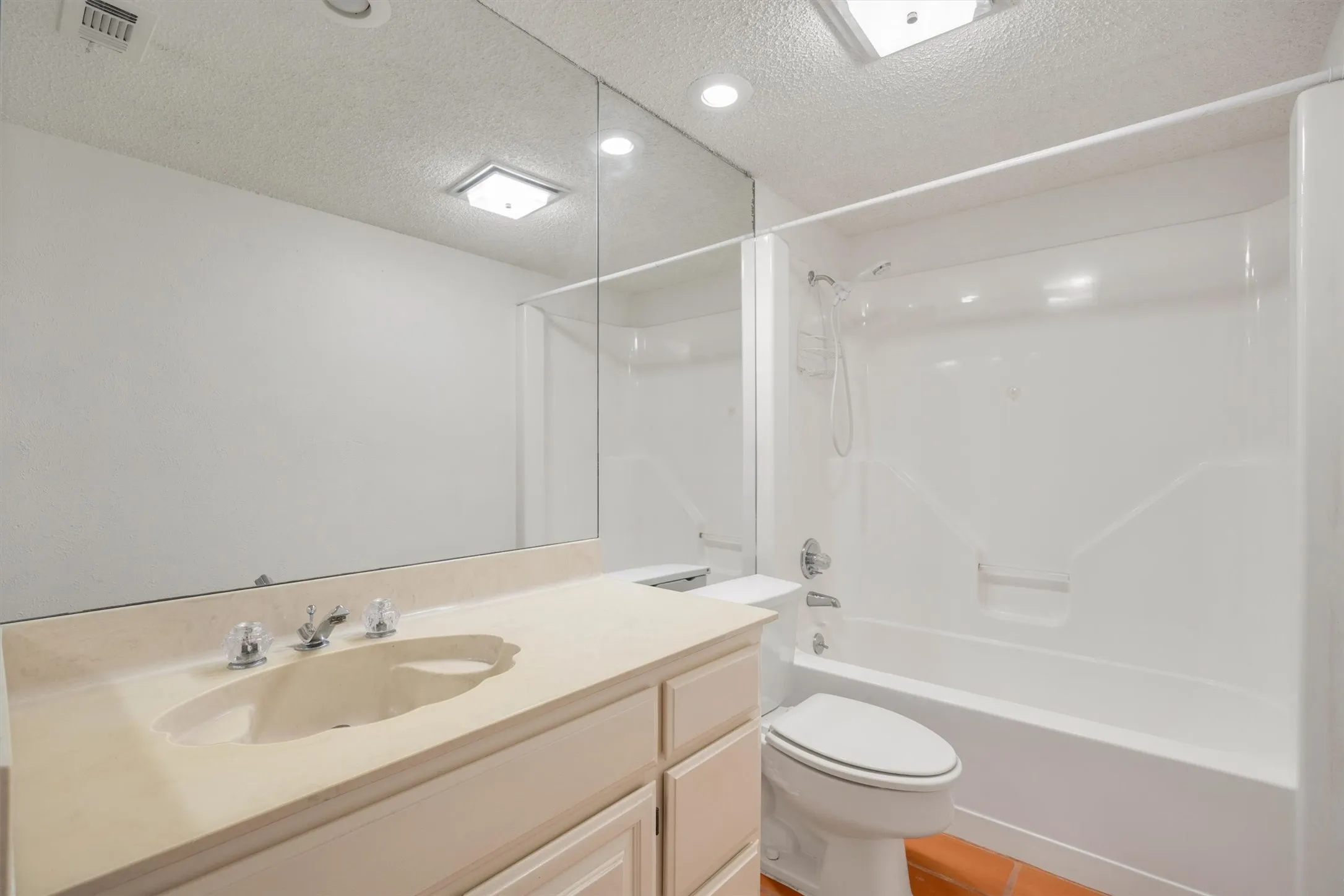Townhouse For Sale in Tarrant County , 2906 Wayside Drive, Bedford, Texas 76021, 2 Bedroom, 2 Bathroom, 2 Garage spaces, 1,729 Sqft, built in 1978, mls#21353677, Real Estate Agent in Bedford, Homes For Sale in Tarrant county, Homes For Sale in Bedford, Realtor in Bedford Texas, Real Estate Brokerage Independent Realty Texas, Luminita Cordes Realtor