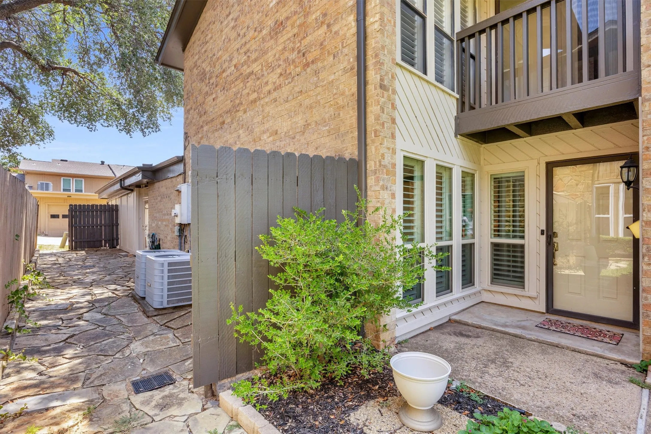 Townhouse For Sale in Tarrant County , 2906 Wayside Drive, Bedford, Texas 76021, 2 Bedroom, 2 Bathroom, 2 Garage spaces, 1,729 Sqft, built in 1978, mls#21353677, Real Estate Agent in Bedford, Homes For Sale in Tarrant county, Homes For Sale in Bedford, Realtor in Bedford Texas, Real Estate Brokerage Independent Realty Texas, Luminita Cordes Realtor