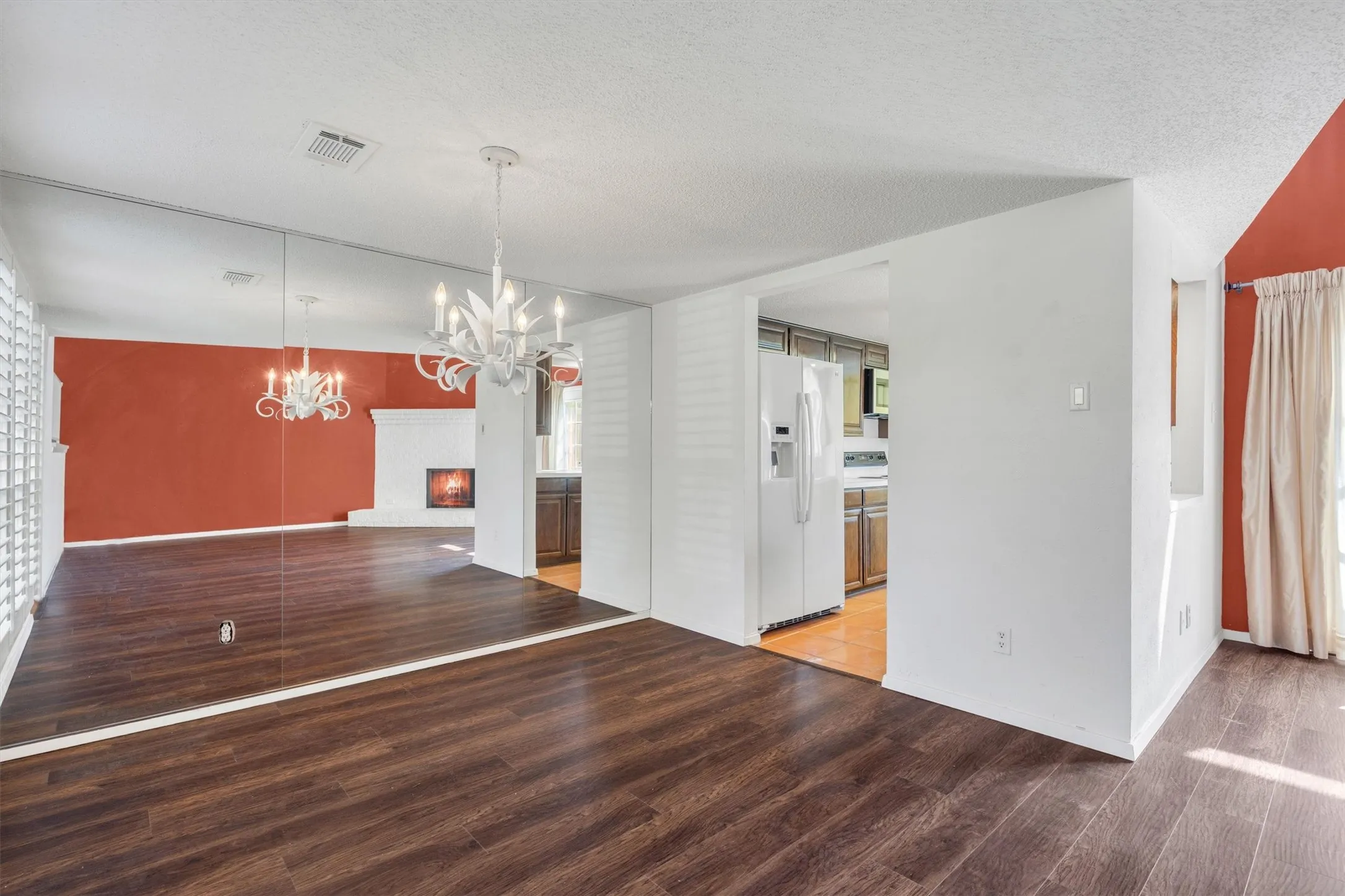 Townhouse For Sale in Tarrant County , 2906 Wayside Drive, Bedford, Texas 76021, 2 Bedroom, 2 Bathroom, 2 Garage spaces, 1,729 Sqft, built in 1978, mls#21353677, Real Estate Agent in Bedford, Homes For Sale in Tarrant county, Homes For Sale in Bedford, Realtor in Bedford Texas, Real Estate Brokerage Independent Realty Texas, Luminita Cordes Realtor