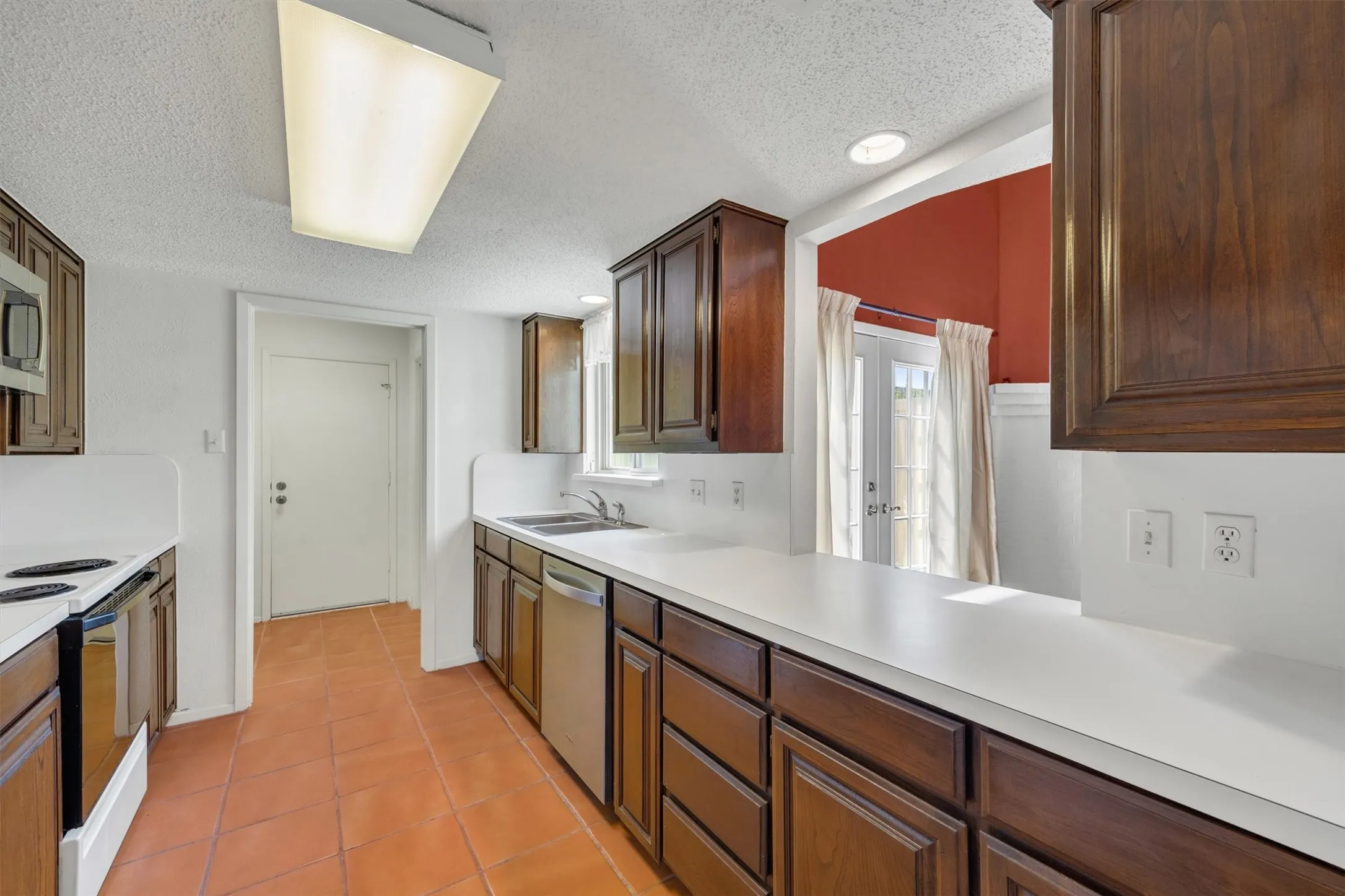 Townhouse For Sale in Tarrant County , 2906 Wayside Drive, Bedford, Texas 76021, 2 Bedroom, 2 Bathroom, 2 Garage spaces, 1,729 Sqft, built in 1978, mls#21353677, Real Estate Agent in Bedford, Homes For Sale in Tarrant county, Homes For Sale in Bedford, Realtor in Bedford Texas, Real Estate Brokerage Independent Realty Texas, Luminita Cordes Realtor
