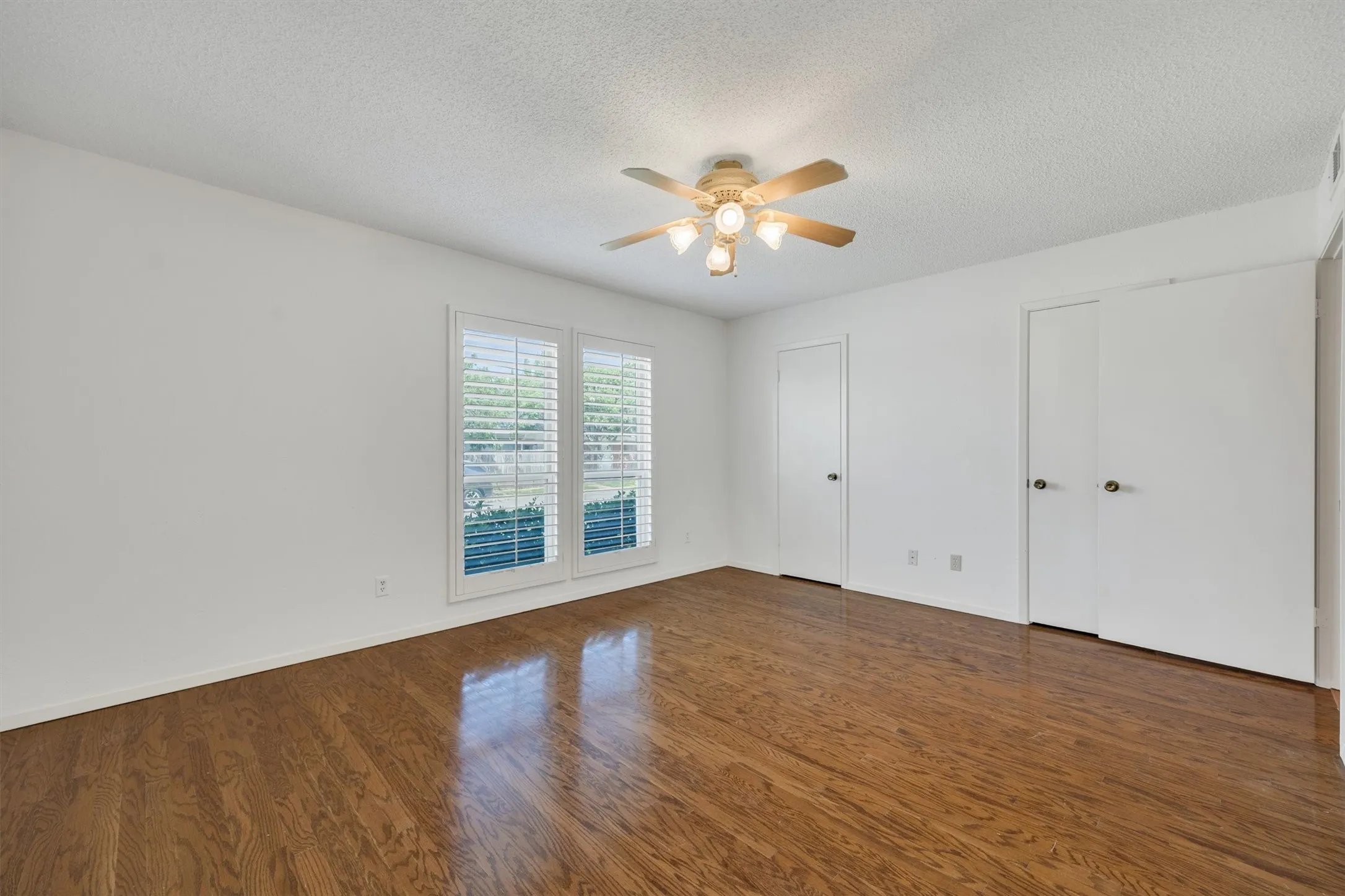 Townhouse For Sale in Tarrant County , 2906 Wayside Drive, Bedford, Texas 76021, 2 Bedroom, 2 Bathroom, 2 Garage spaces, 1,729 Sqft, built in 1978, mls#21353677, Real Estate Agent in Bedford, Homes For Sale in Tarrant county, Homes For Sale in Bedford, Realtor in Bedford Texas, Real Estate Brokerage Independent Realty Texas, Luminita Cordes Realtor