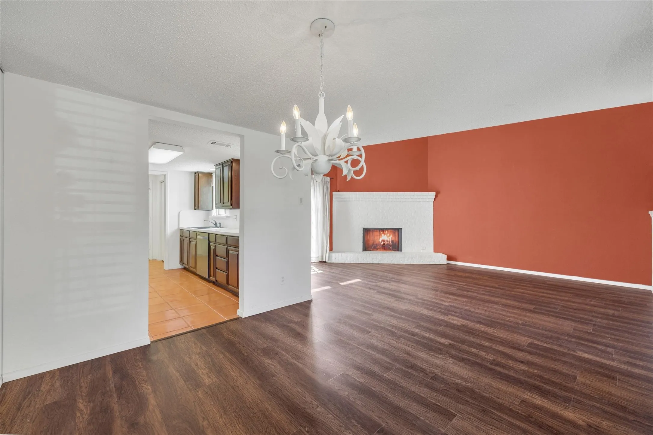Townhouse For Sale in Tarrant County , 2906 Wayside Drive, Bedford, Texas 76021, 2 Bedroom, 2 Bathroom, 2 Garage spaces, 1,729 Sqft, built in 1978, mls#21353677, Real Estate Agent in Bedford, Homes For Sale in Tarrant county, Homes For Sale in Bedford, Realtor in Bedford Texas, Real Estate Brokerage Independent Realty Texas, Luminita Cordes Realtor