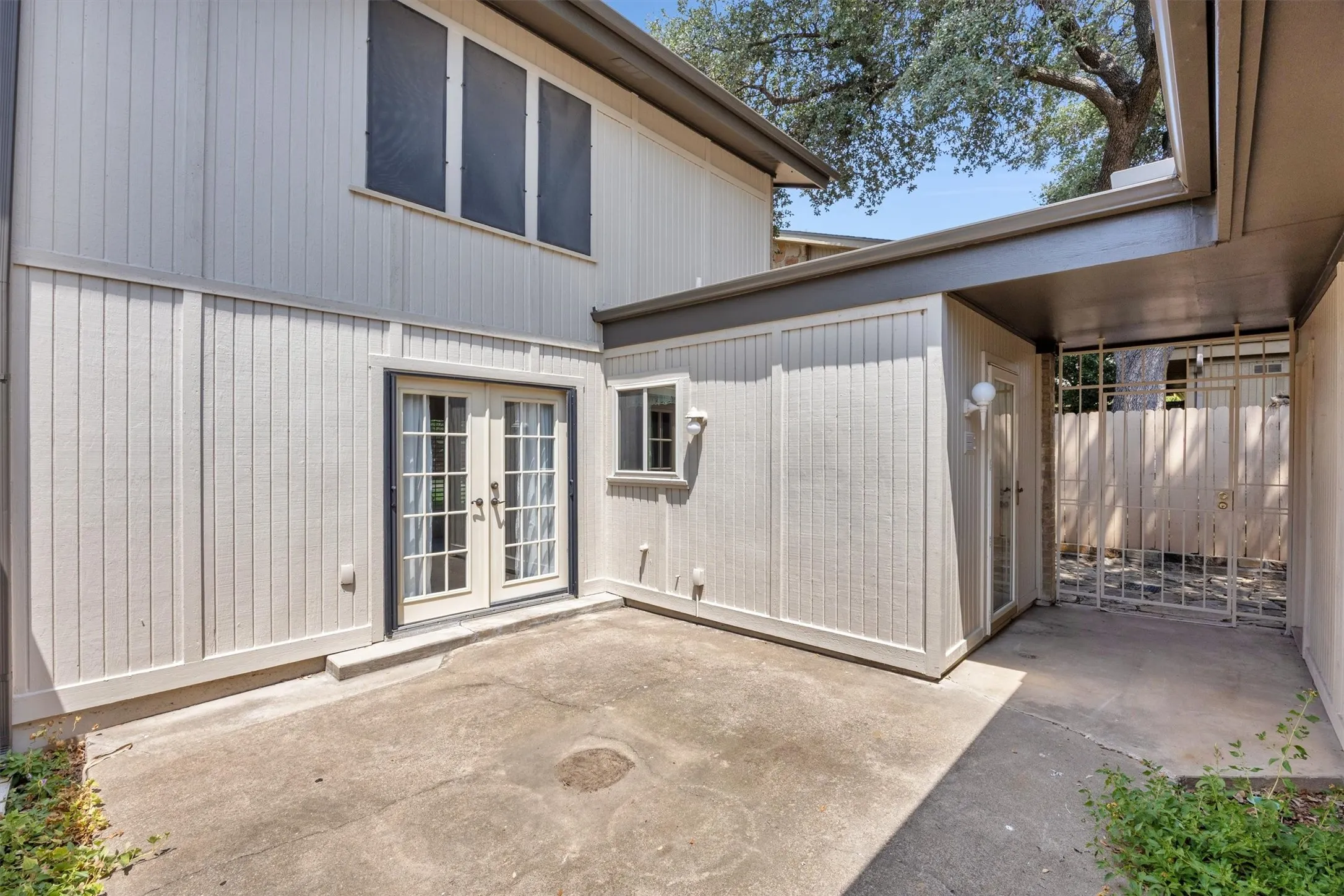 Townhouse For Sale in Tarrant County , 2906 Wayside Drive, Bedford, Texas 76021, 2 Bedroom, 2 Bathroom, 2 Garage spaces, 1,729 Sqft, built in 1978, mls#21353677, Real Estate Agent in Bedford, Homes For Sale in Tarrant county, Homes For Sale in Bedford, Realtor in Bedford Texas, Real Estate Brokerage Independent Realty Texas, Luminita Cordes Realtor