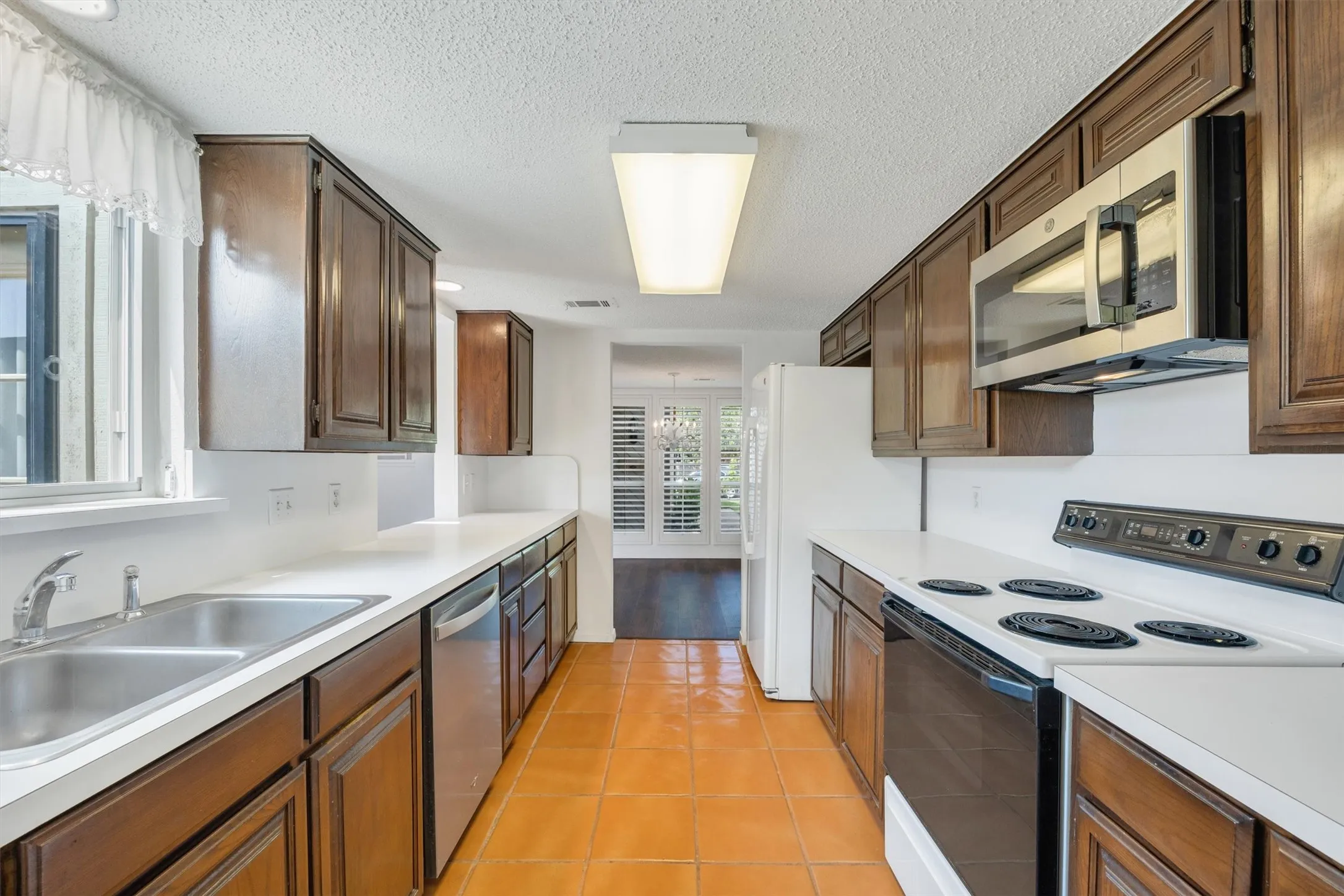 Townhouse For Sale in Tarrant County , 2906 Wayside Drive, Bedford, Texas 76021, 2 Bedroom, 2 Bathroom, 2 Garage spaces, 1,729 Sqft, built in 1978, mls#21353677, Real Estate Agent in Bedford, Homes For Sale in Tarrant county, Homes For Sale in Bedford, Realtor in Bedford Texas, Real Estate Brokerage Independent Realty Texas, Luminita Cordes Realtor