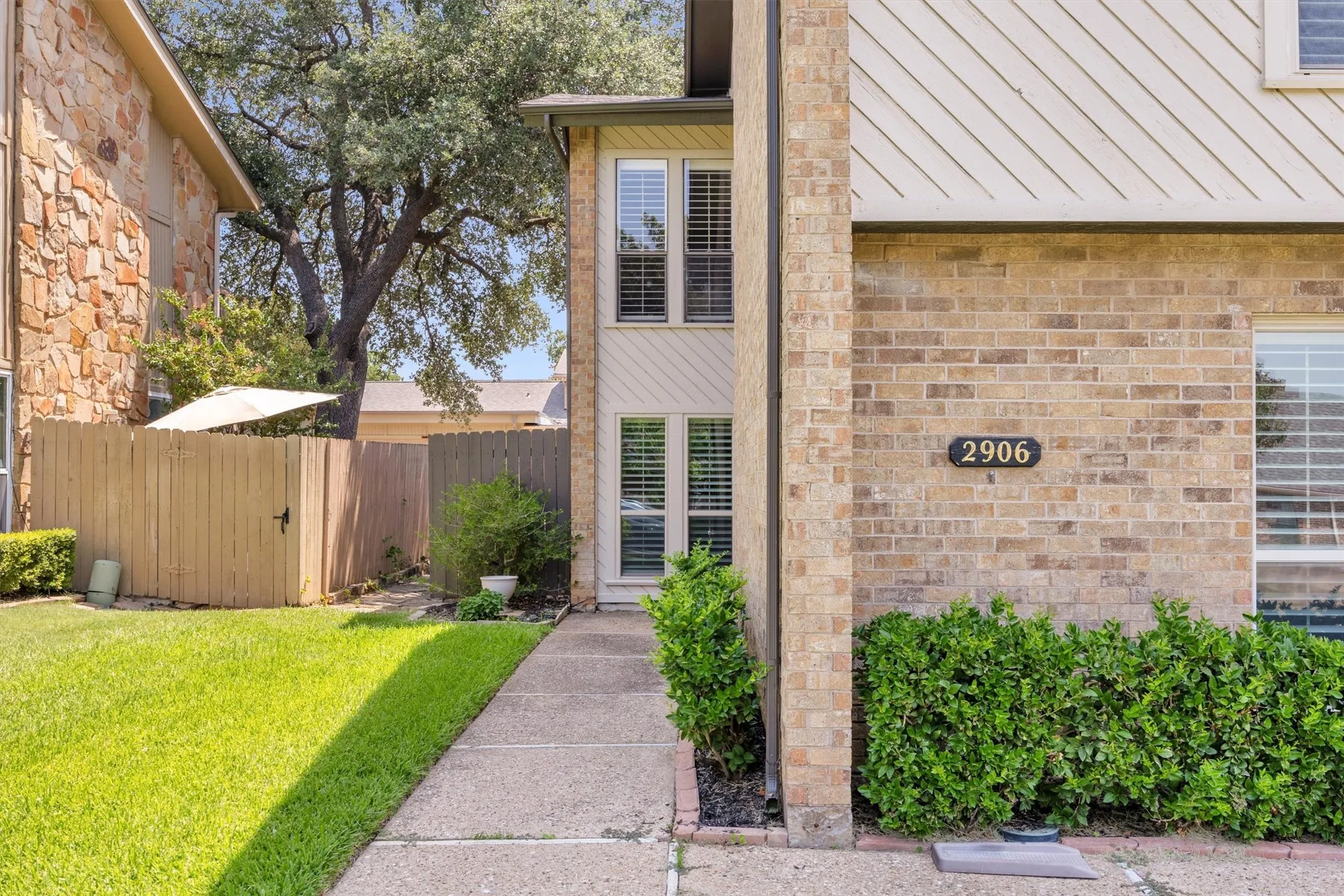 Townhouse For Sale in Tarrant County , 2906 Wayside Drive, Bedford, Texas 76021, 2 Bedroom, 2 Bathroom, 2 Garage spaces, 1,729 Sqft, built in 1978, mls#21353677, Real Estate Agent in Bedford, Homes For Sale in Tarrant county, Homes For Sale in Bedford, Realtor in Bedford Texas, Real Estate Brokerage Independent Realty Texas, Luminita Cordes Realtor