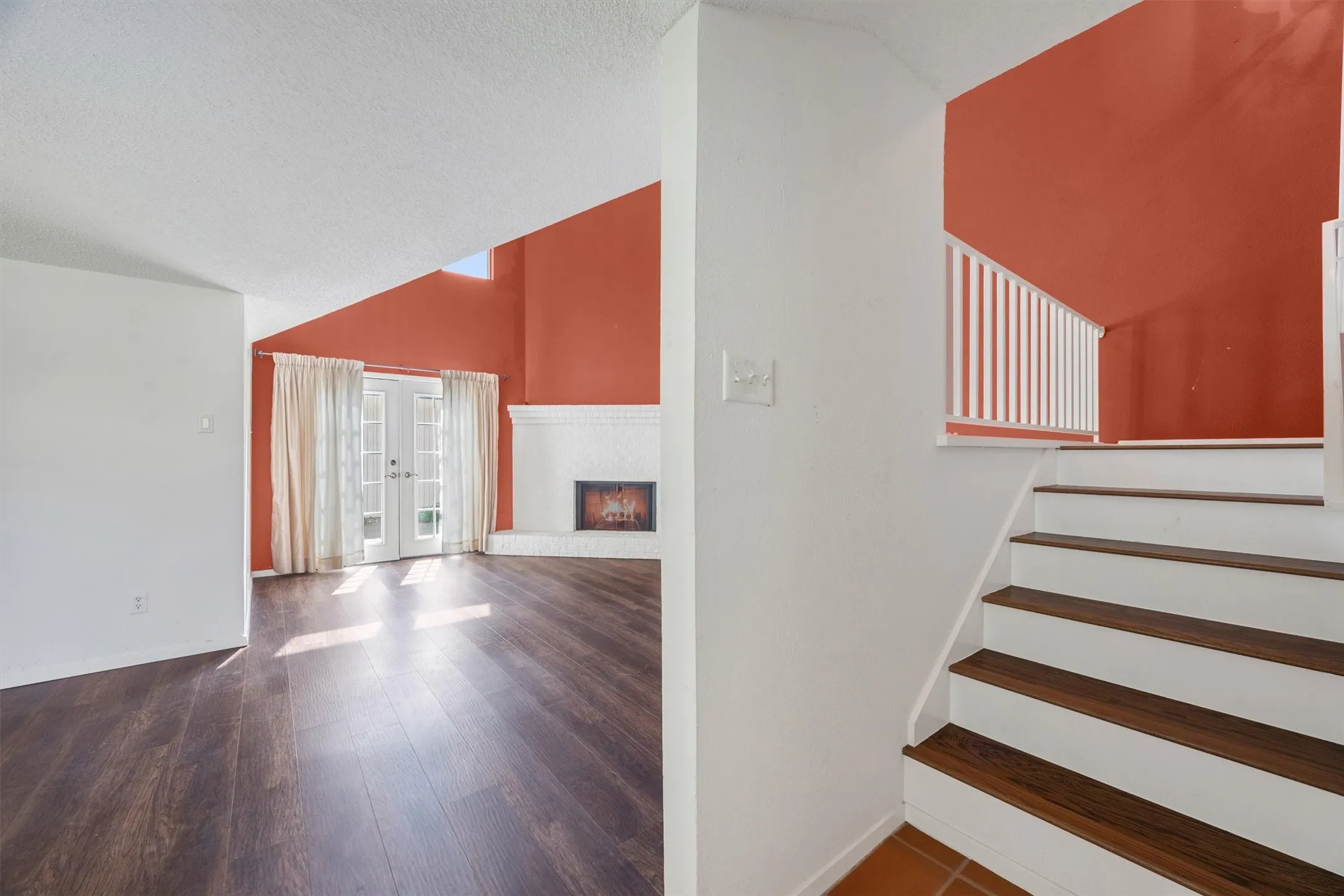 Townhouse For Sale in Tarrant County , 2906 Wayside Drive, Bedford, Texas 76021, 2 Bedroom, 2 Bathroom, 2 Garage spaces, 1,729 Sqft, built in 1978, mls#21353677, Real Estate Agent in Bedford, Homes For Sale in Tarrant county, Homes For Sale in Bedford, Realtor in Bedford Texas, Real Estate Brokerage Independent Realty Texas, Luminita Cordes Realtor