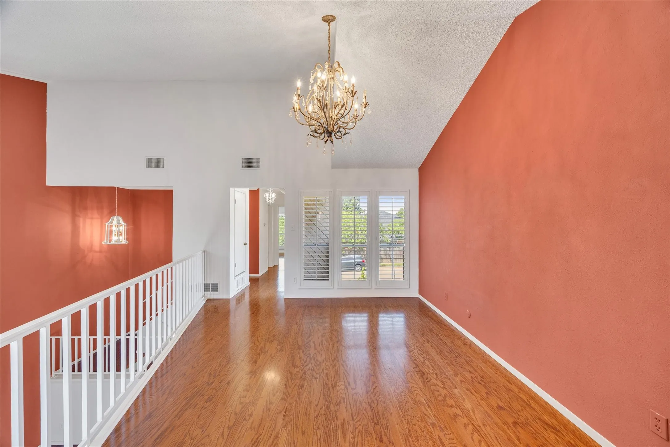 Townhouse For Sale in Tarrant County , 2906 Wayside Drive, Bedford, Texas 76021, 2 Bedroom, 2 Bathroom, 2 Garage spaces, 1,729 Sqft, built in 1978, mls#21353677, Real Estate Agent in Bedford, Homes For Sale in Tarrant county, Homes For Sale in Bedford, Realtor in Bedford Texas, Real Estate Brokerage Independent Realty Texas, Luminita Cordes Realtor