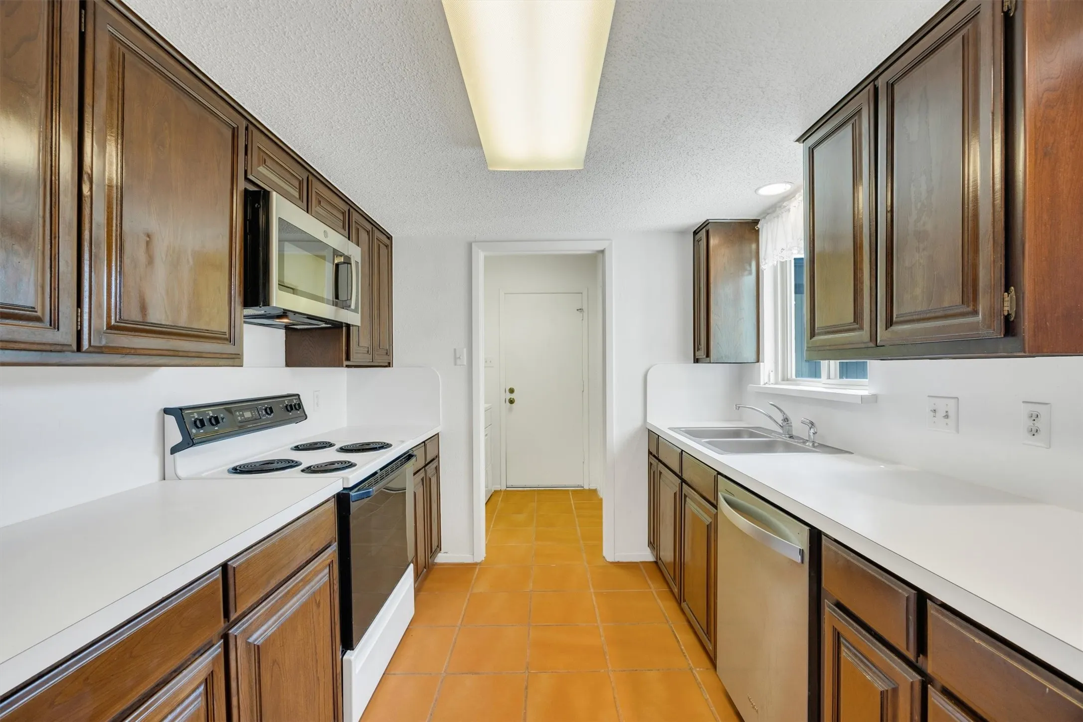 Townhouse For Sale in Tarrant County , 2906 Wayside Drive, Bedford, Texas 76021, 2 Bedroom, 2 Bathroom, 2 Garage spaces, 1,729 Sqft, built in 1978, mls#21353677, Real Estate Agent in Bedford, Homes For Sale in Tarrant county, Homes For Sale in Bedford, Realtor in Bedford Texas, Real Estate Brokerage Independent Realty Texas, Luminita Cordes Realtor
