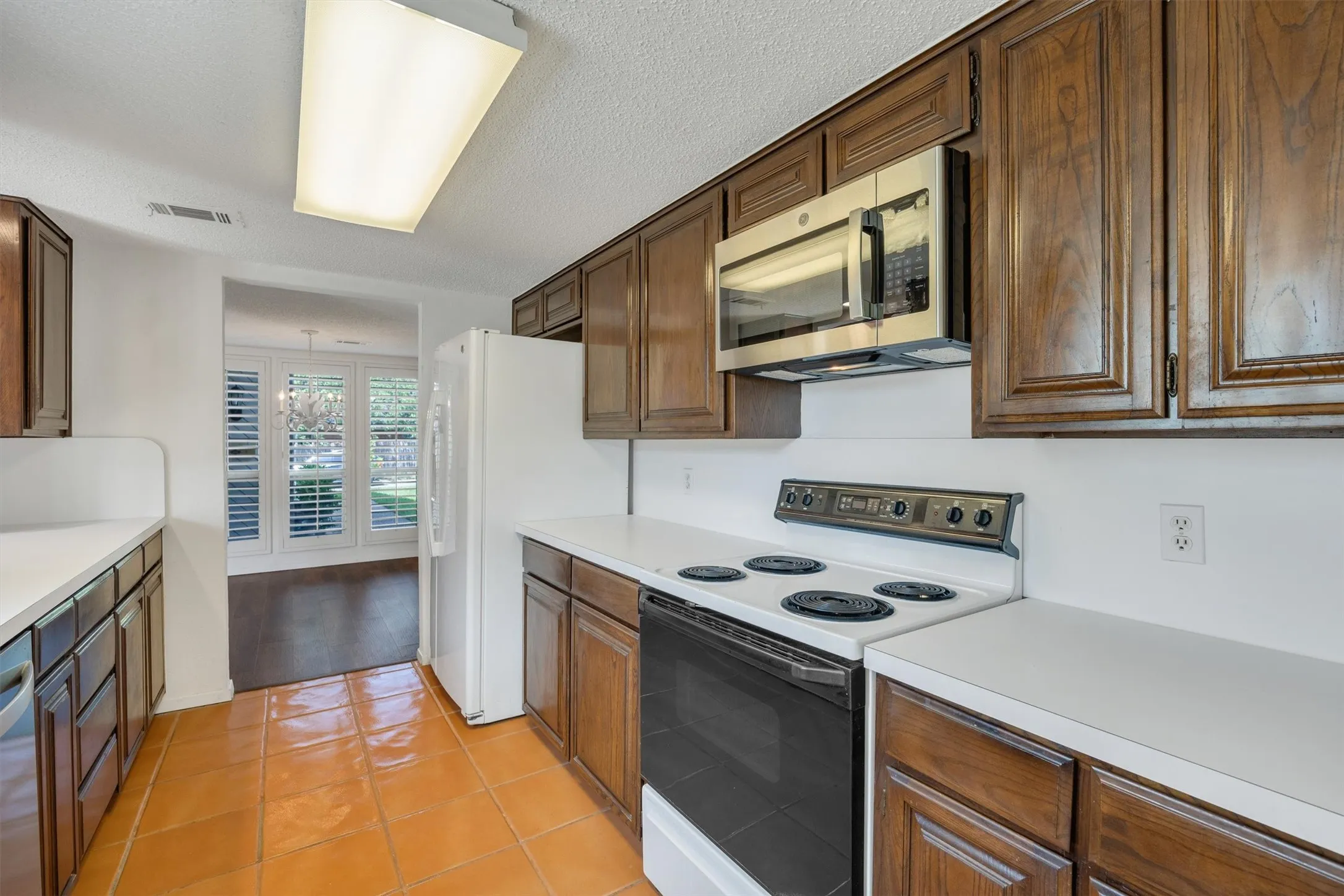 Townhouse For Sale in Tarrant County , 2906 Wayside Drive, Bedford, Texas 76021, 2 Bedroom, 2 Bathroom, 2 Garage spaces, 1,729 Sqft, built in 1978, mls#21353677, Real Estate Agent in Bedford, Homes For Sale in Tarrant county, Homes For Sale in Bedford, Realtor in Bedford Texas, Real Estate Brokerage Independent Realty Texas, Luminita Cordes Realtor