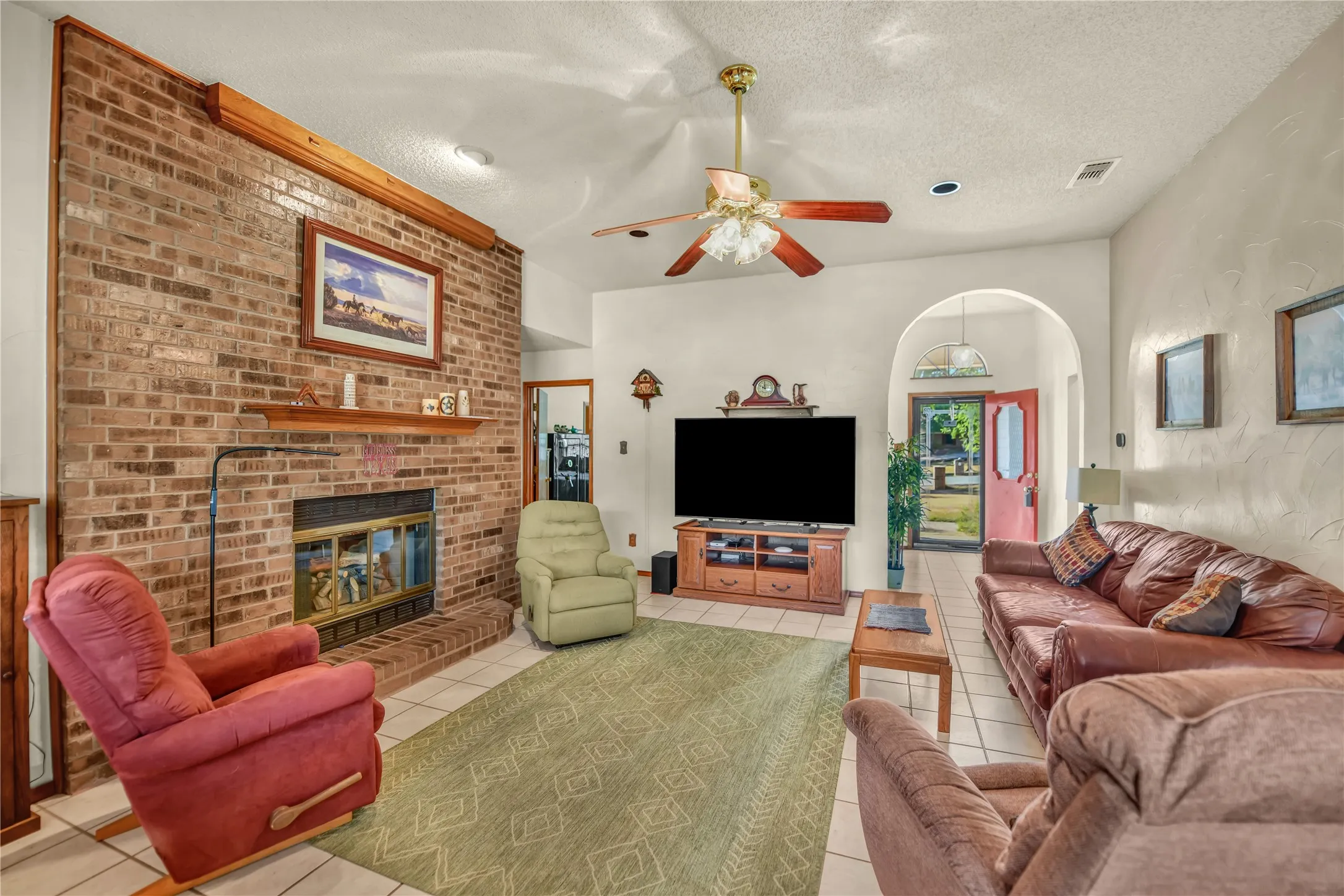 Single Family Residence For Sale in Parker County , 3603 Bluebonnet Circle, Weatherford, Texas 76087, 3 Bedroom, 2 Bathroom, 2 Garage spaces, 1,982 Sqft, built in 1985, mls#21350658, Real Estate Agent in Weatherford, Homes For Sale in Parker county, Homes For Sale in Weatherford, Realtor in Weatherford Texas, Real Estate Brokerage Independent Realty Texas, Luminita Cordes Realtor