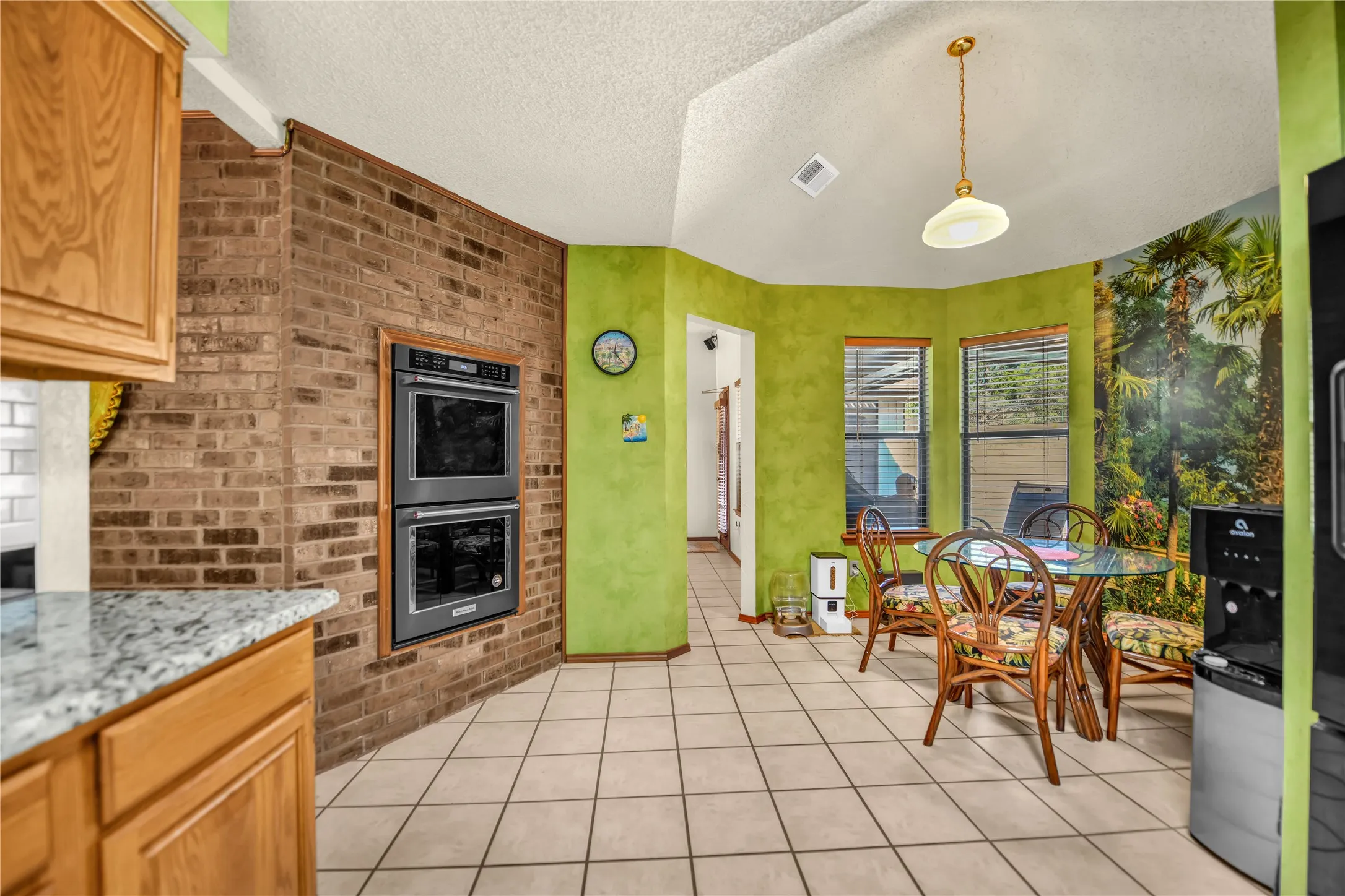 Single Family Residence For Sale in Parker County , 3603 Bluebonnet Circle, Weatherford, Texas 76087, 3 Bedroom, 2 Bathroom, 2 Garage spaces, 1,982 Sqft, built in 1985, mls#21350658, Real Estate Agent in Weatherford, Homes For Sale in Parker county, Homes For Sale in Weatherford, Realtor in Weatherford Texas, Real Estate Brokerage Independent Realty Texas, Luminita Cordes Realtor