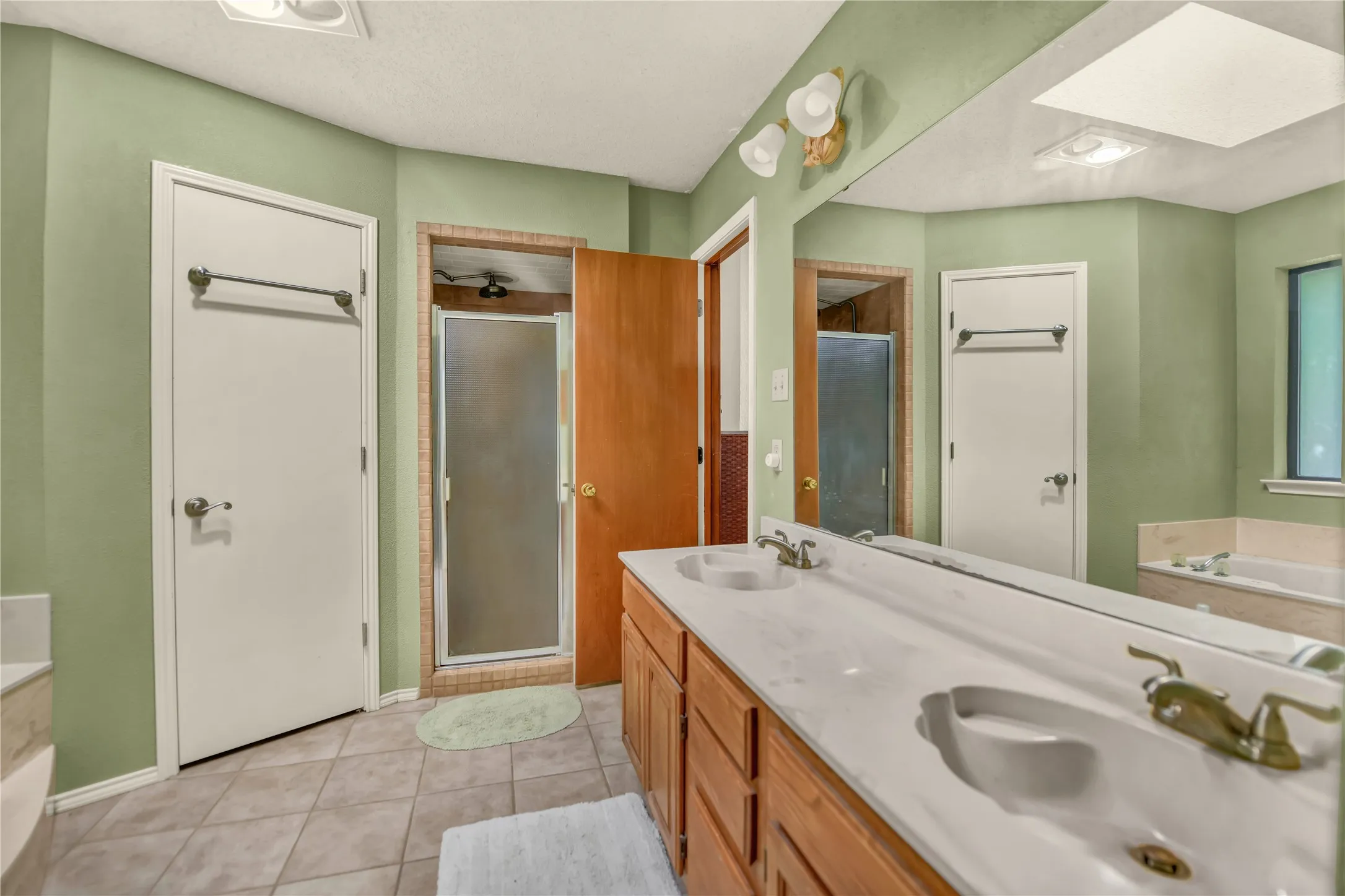 Single Family Residence For Sale in Parker County , 3603 Bluebonnet Circle, Weatherford, Texas 76087, 3 Bedroom, 2 Bathroom, 2 Garage spaces, 1,982 Sqft, built in 1985, mls#21350658, Real Estate Agent in Weatherford, Homes For Sale in Parker county, Homes For Sale in Weatherford, Realtor in Weatherford Texas, Real Estate Brokerage Independent Realty Texas, Luminita Cordes Realtor