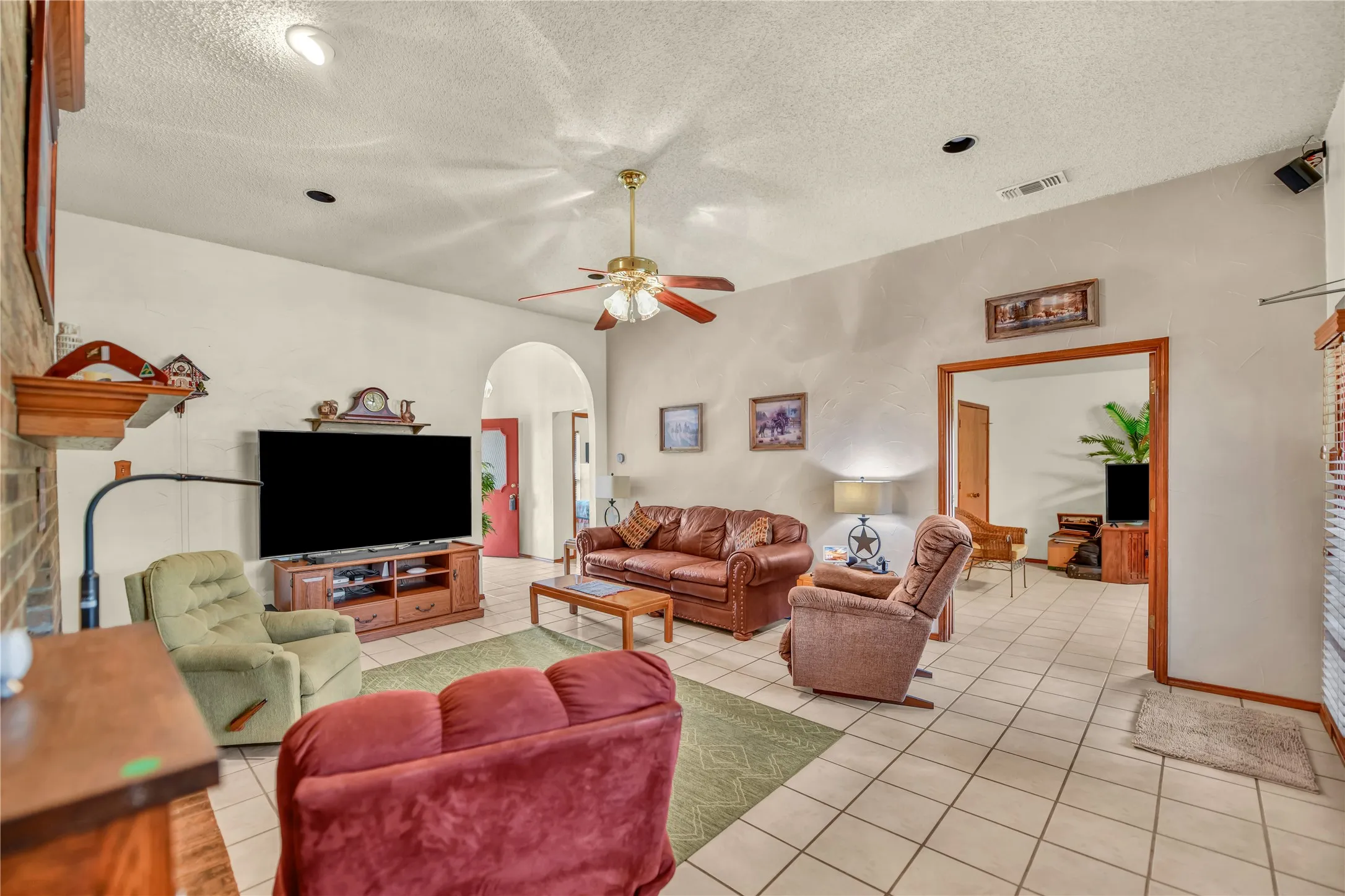 Single Family Residence For Sale in Parker County , 3603 Bluebonnet Circle, Weatherford, Texas 76087, 3 Bedroom, 2 Bathroom, 2 Garage spaces, 1,982 Sqft, built in 1985, mls#21350658, Real Estate Agent in Weatherford, Homes For Sale in Parker county, Homes For Sale in Weatherford, Realtor in Weatherford Texas, Real Estate Brokerage Independent Realty Texas, Luminita Cordes Realtor
