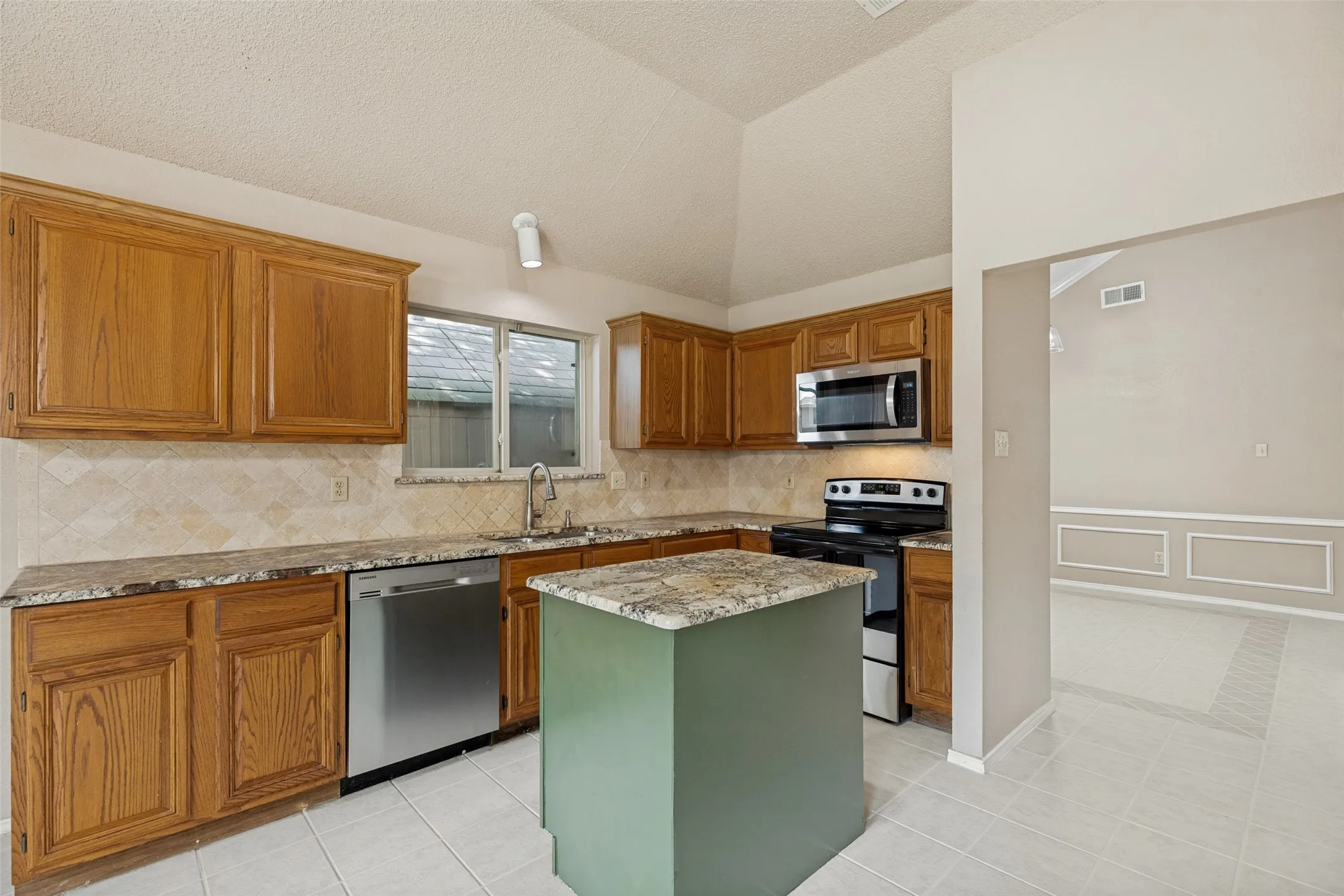 Single Family Residence For Sale in Collin County , 2407 Rockhill Road, Mc Kinney, Texas 75072, 3 Bedroom, 2 Bathroom, 2 Garage spaces, 1,609 Sqft, built in 1991, mls#21353885, Real Estate Agent in Mc Kinney, Homes For Sale in Collin county, Homes For Sale in Mc Kinney, Realtor in Mc Kinney Texas, Real Estate Brokerage Independent Realty Texas, Luminita Cordes Realtor