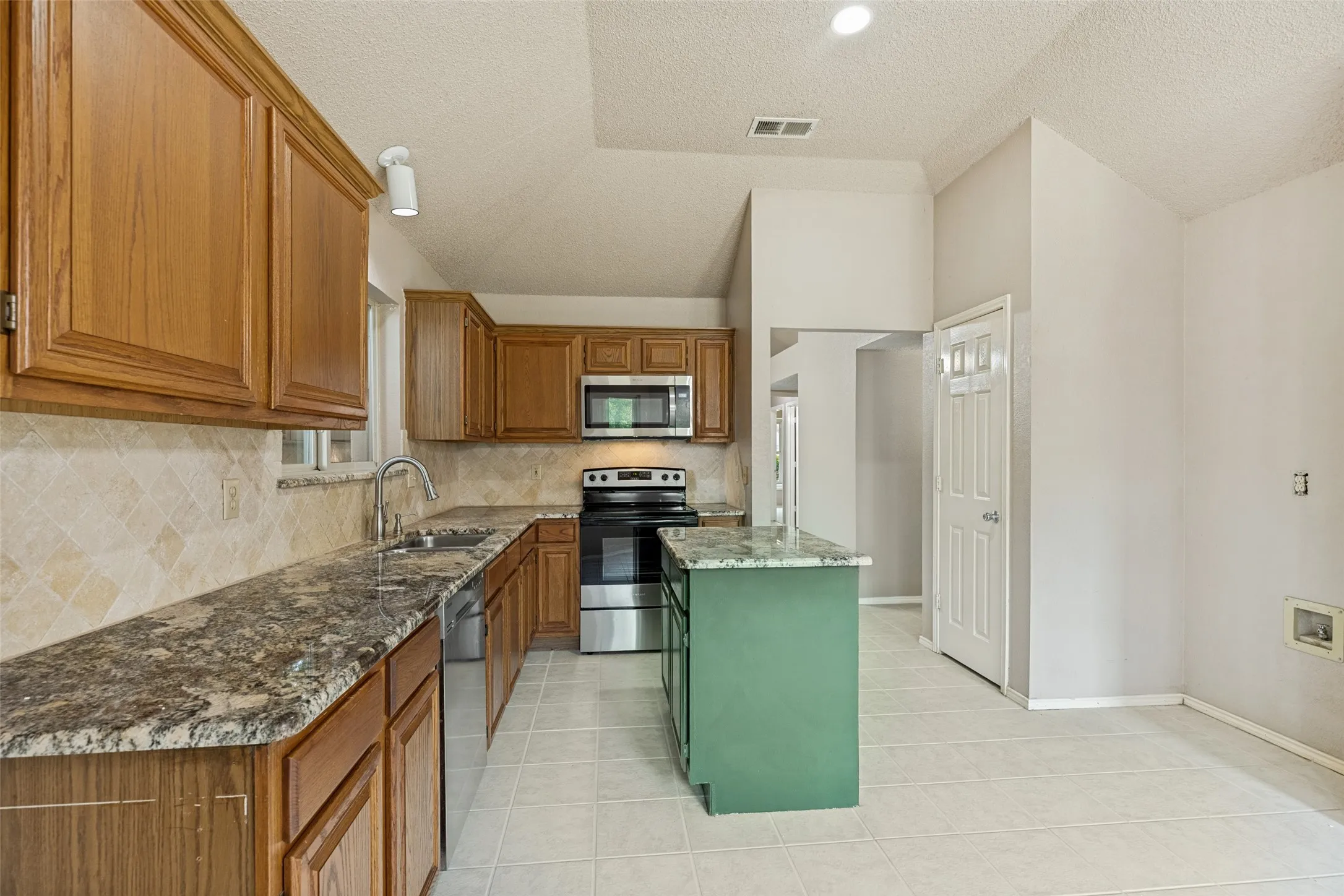 Single Family Residence For Sale in Collin County , 2407 Rockhill Road, Mc Kinney, Texas 75072, 3 Bedroom, 2 Bathroom, 2 Garage spaces, 1,609 Sqft, built in 1991, mls#21353885, Real Estate Agent in Mc Kinney, Homes For Sale in Collin county, Homes For Sale in Mc Kinney, Realtor in Mc Kinney Texas, Real Estate Brokerage Independent Realty Texas, Luminita Cordes Realtor