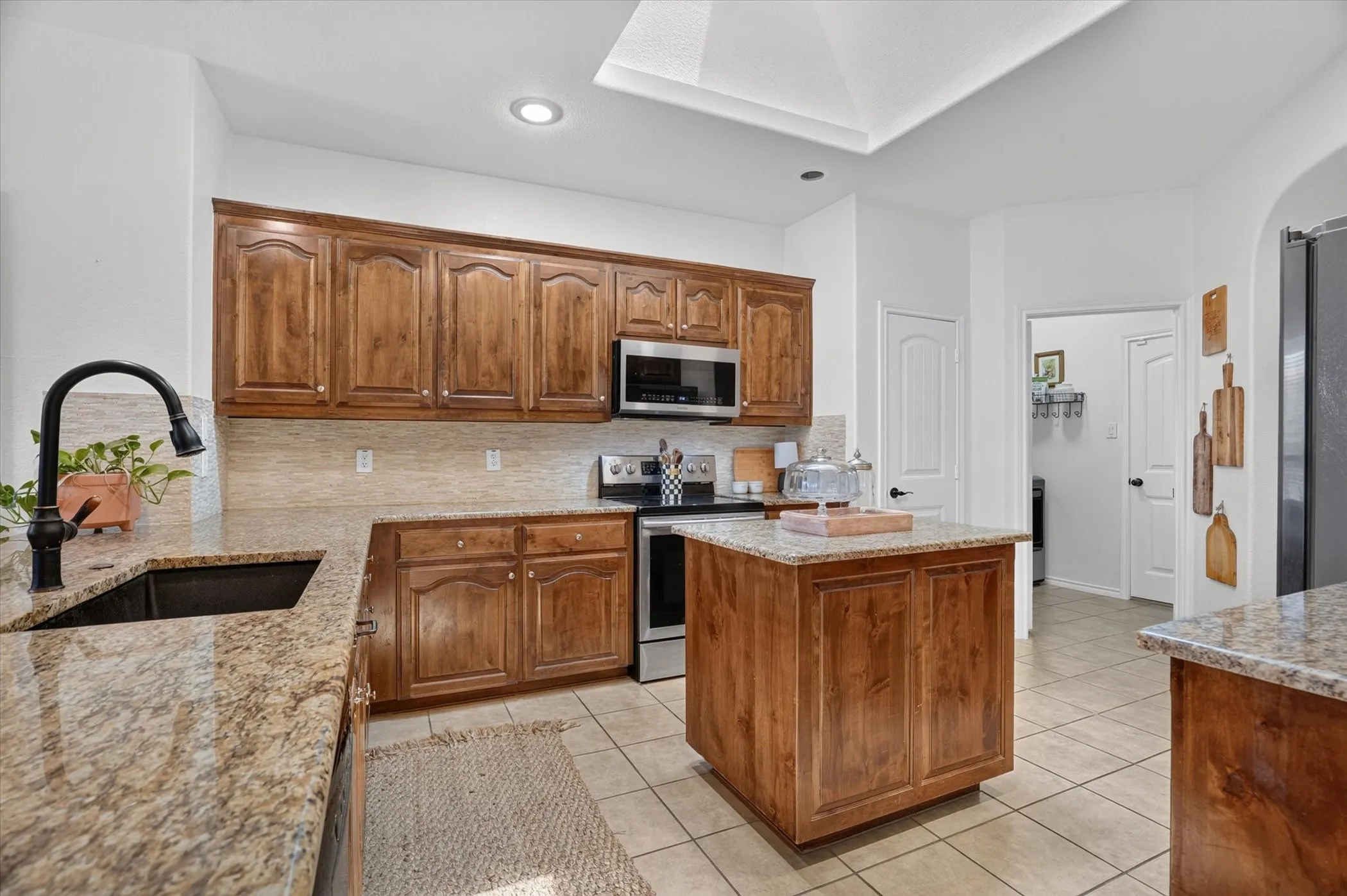 Single Family Residence For Sale in Parker County , 2201 Kaitlyn Drive, Weatherford, Texas 76087, 3 Bedroom, 2 Bathroom, 2 Garage spaces, 1,862 Sqft, built in 2009, mls#21353948, Real Estate Agent in Weatherford, Homes For Sale in Parker county, Homes For Sale in Weatherford, Realtor in Weatherford Texas, Real Estate Brokerage Independent Realty Texas, Luminita Cordes Realtor
