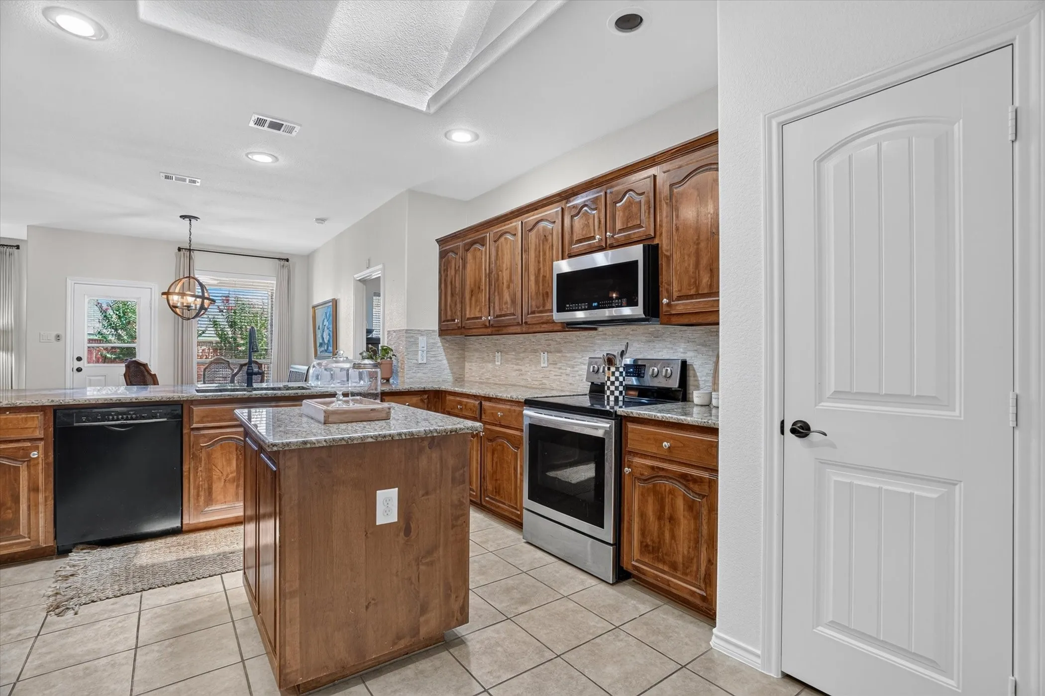 Single Family Residence For Sale in Parker County , 2201 Kaitlyn Drive, Weatherford, Texas 76087, 3 Bedroom, 2 Bathroom, 2 Garage spaces, 1,862 Sqft, built in 2009, mls#21353948, Real Estate Agent in Weatherford, Homes For Sale in Parker county, Homes For Sale in Weatherford, Realtor in Weatherford Texas, Real Estate Brokerage Independent Realty Texas, Luminita Cordes Realtor