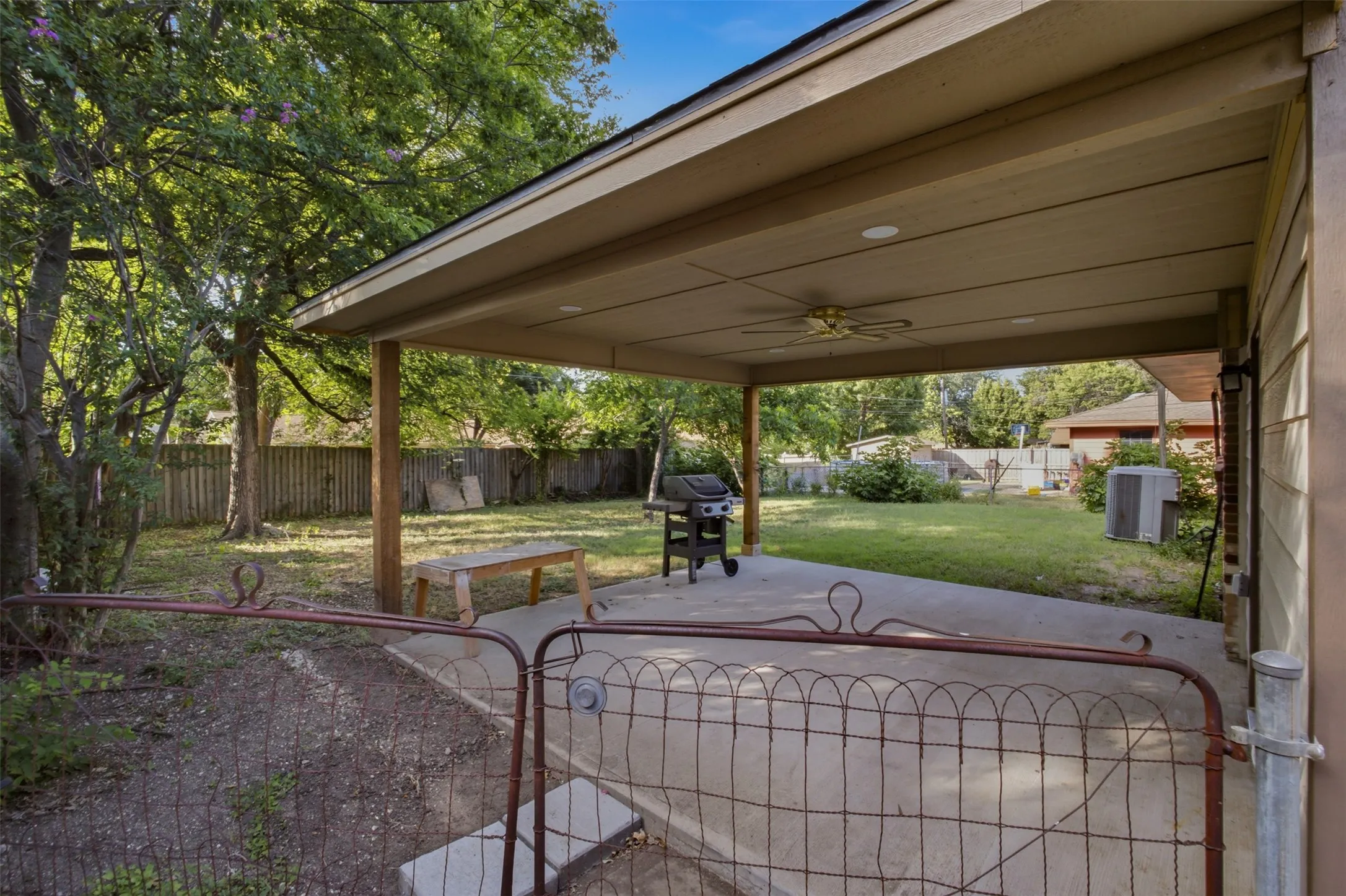 Single Family Residence For Rent in Dallas County , 4577 Bonanza Lane, Dallas, Texas 75211, 3 Bedroom, 2 Bathroom, 1 Garage spaces, 1,018 Sqft, built in 1963, mls#21354157, Real Estate Agent in Dallas, Homes For Rent in Dallas county, Homes For Rent in Dallas, Realtor in Dallas Texas, Real Estate Brokerage Independent Realty Texas, Luminita Cordes Realtor