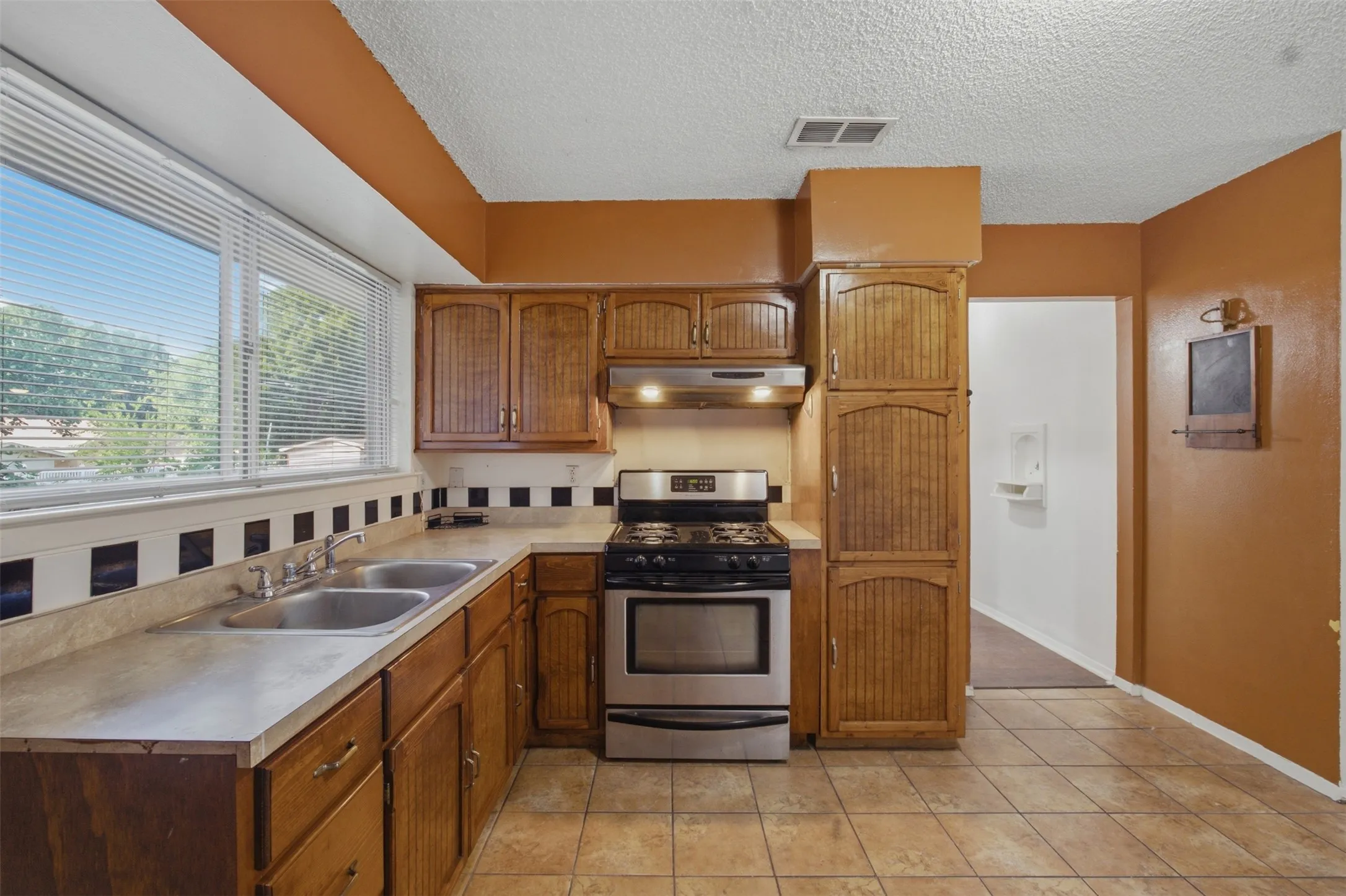 Single Family Residence For Rent in Dallas County , 4577 Bonanza Lane, Dallas, Texas 75211, 3 Bedroom, 2 Bathroom, 1 Garage spaces, 1,018 Sqft, built in 1963, mls#21354157, Real Estate Agent in Dallas, Homes For Rent in Dallas county, Homes For Rent in Dallas, Realtor in Dallas Texas, Real Estate Brokerage Independent Realty Texas, Luminita Cordes Realtor