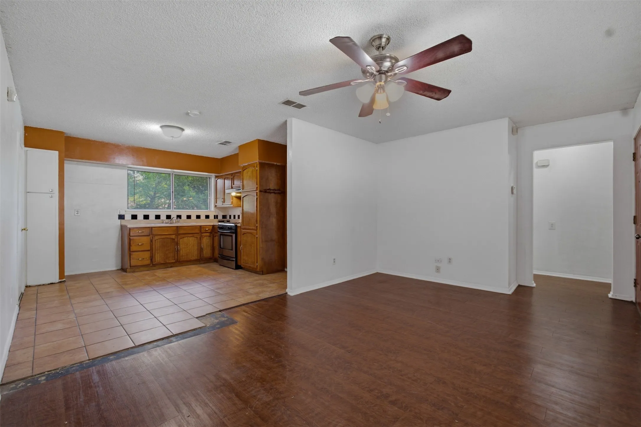 Single Family Residence For Rent in Dallas County , 4577 Bonanza Lane, Dallas, Texas 75211, 3 Bedroom, 2 Bathroom, 1 Garage spaces, 1,018 Sqft, built in 1963, mls#21354157, Real Estate Agent in Dallas, Homes For Rent in Dallas county, Homes For Rent in Dallas, Realtor in Dallas Texas, Real Estate Brokerage Independent Realty Texas, Luminita Cordes Realtor