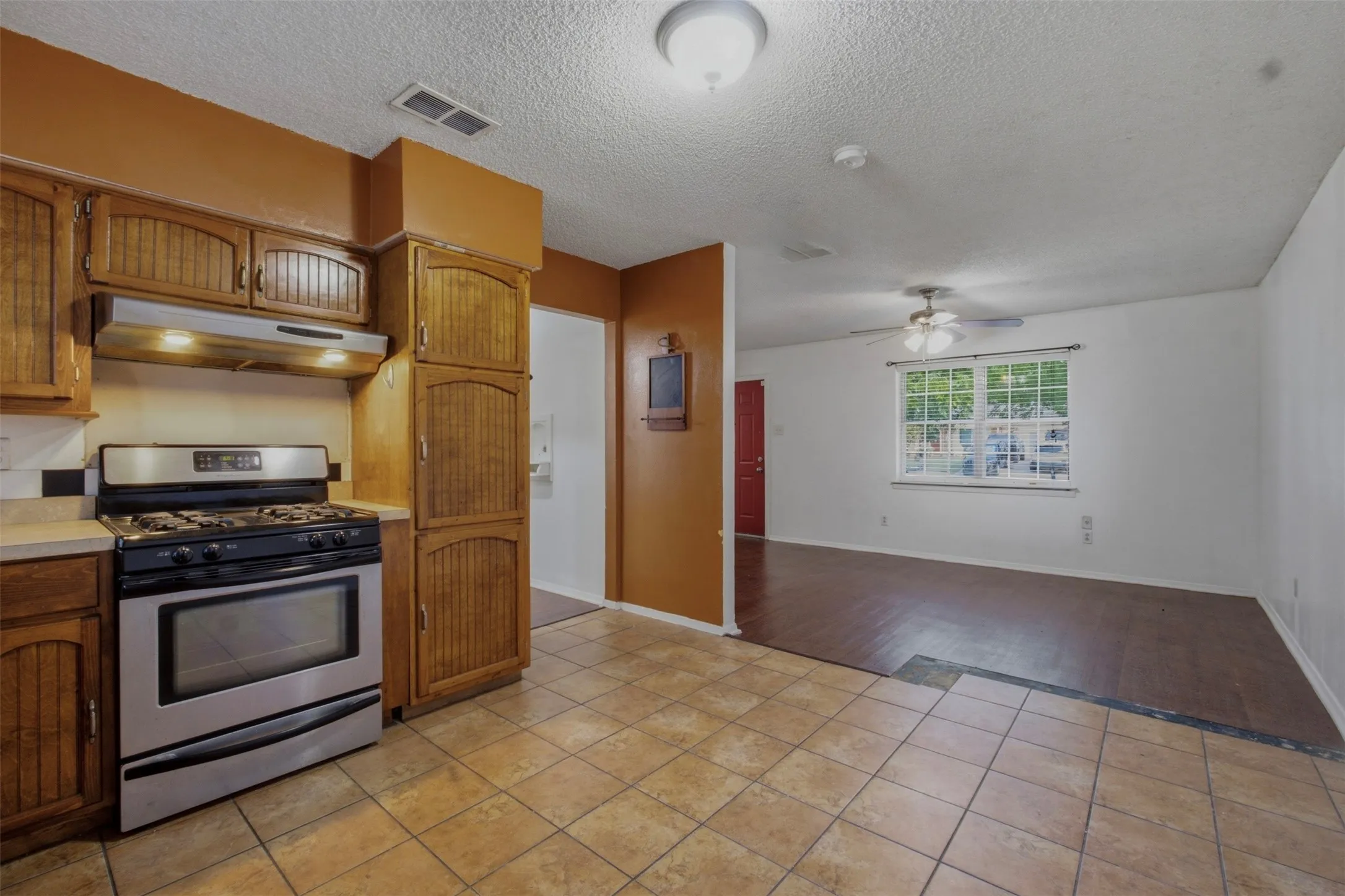 Single Family Residence For Rent in Dallas County , 4577 Bonanza Lane, Dallas, Texas 75211, 3 Bedroom, 2 Bathroom, 1 Garage spaces, 1,018 Sqft, built in 1963, mls#21354157, Real Estate Agent in Dallas, Homes For Rent in Dallas county, Homes For Rent in Dallas, Realtor in Dallas Texas, Real Estate Brokerage Independent Realty Texas, Luminita Cordes Realtor