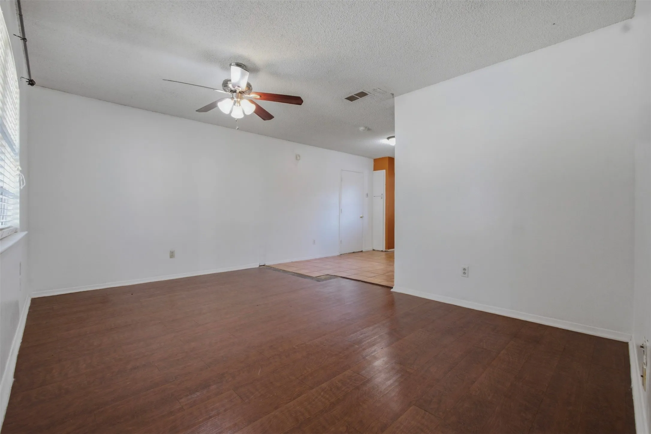 Single Family Residence For Rent in Dallas County , 4577 Bonanza Lane, Dallas, Texas 75211, 3 Bedroom, 2 Bathroom, 1 Garage spaces, 1,018 Sqft, built in 1963, mls#21354157, Real Estate Agent in Dallas, Homes For Rent in Dallas county, Homes For Rent in Dallas, Realtor in Dallas Texas, Real Estate Brokerage Independent Realty Texas, Luminita Cordes Realtor