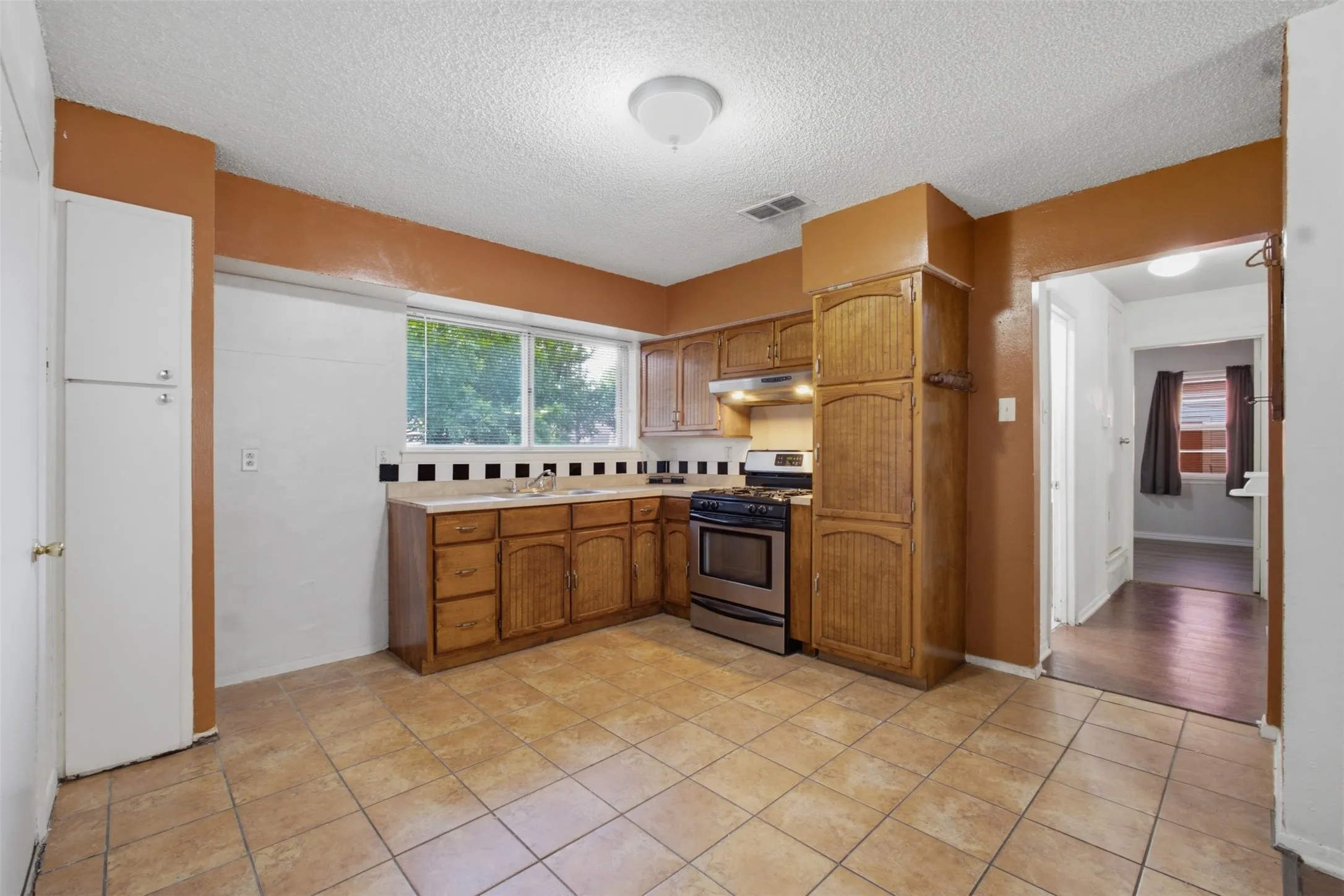 Single Family Residence For Rent in Dallas County , 4577 Bonanza Lane, Dallas, Texas 75211, 3 Bedroom, 2 Bathroom, 1 Garage spaces, 1,018 Sqft, built in 1963, mls#21354157, Real Estate Agent in Dallas, Homes For Rent in Dallas county, Homes For Rent in Dallas, Realtor in Dallas Texas, Real Estate Brokerage Independent Realty Texas, Luminita Cordes Realtor