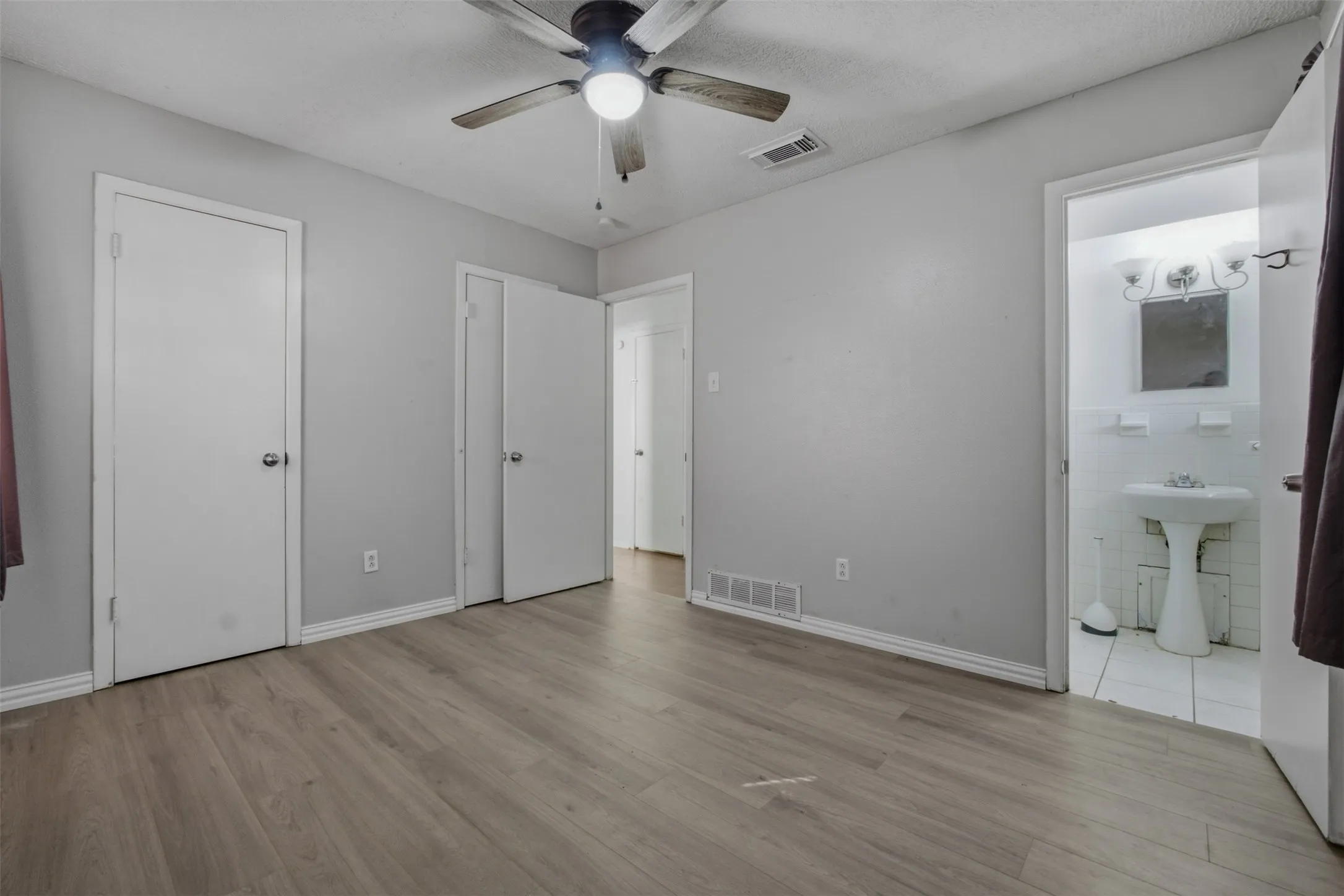 Single Family Residence For Rent in Dallas County , 4577 Bonanza Lane, Dallas, Texas 75211, 3 Bedroom, 2 Bathroom, 1 Garage spaces, 1,018 Sqft, built in 1963, mls#21354157, Real Estate Agent in Dallas, Homes For Rent in Dallas county, Homes For Rent in Dallas, Realtor in Dallas Texas, Real Estate Brokerage Independent Realty Texas, Luminita Cordes Realtor