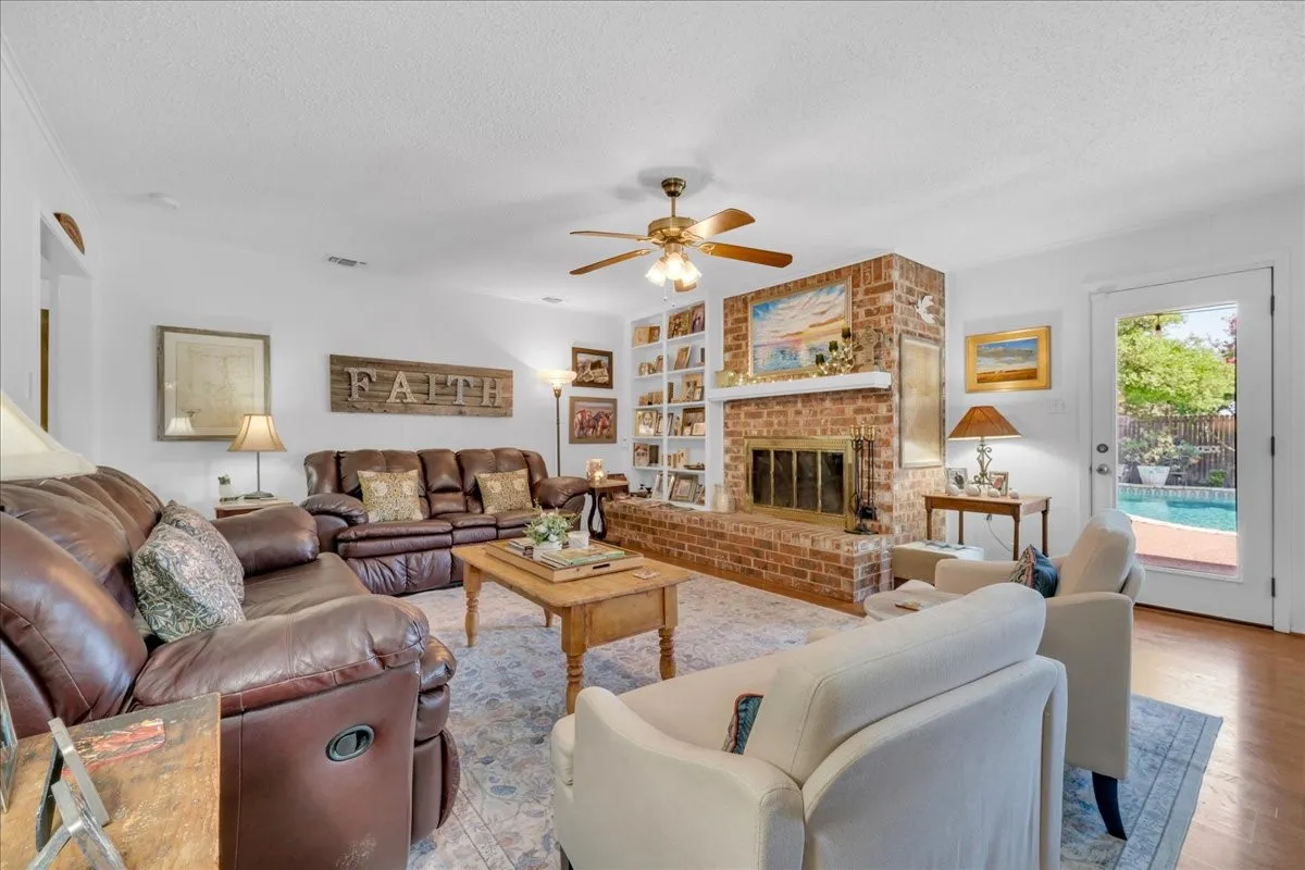 Single Family Residence For Sale in Tarrant County , 4412 Fiesta Circle E, Fort Worth, Texas 76133, 5 Bedroom, 3 Bathroom, 2 Garage spaces, 2,635 Sqft, built in 1973, mls#21353485, Real Estate Agent in Fort Worth, Homes For Sale in Tarrant county, Homes For Sale in Fort Worth, Realtor in Fort Worth Texas, Real Estate Brokerage Independent Realty Texas, Luminita Cordes Realtor