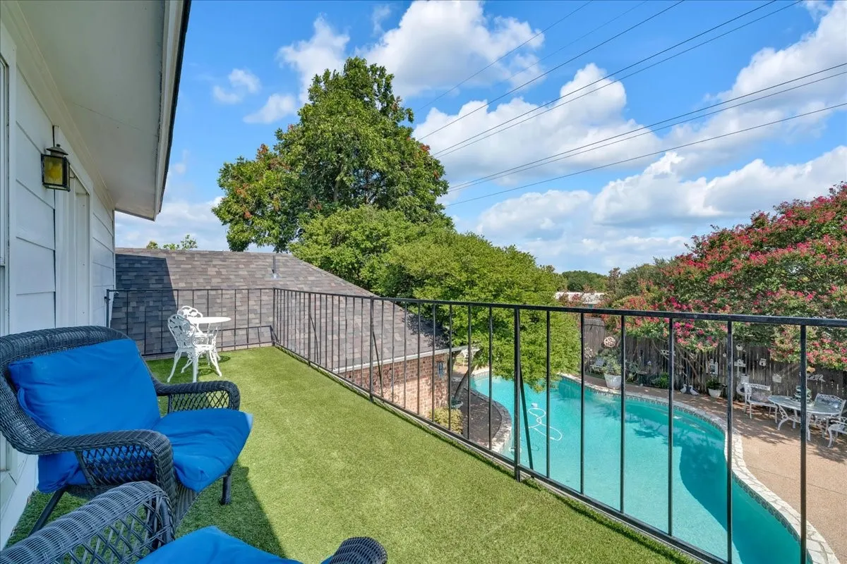 Balcony.terrace overlooking the pool & spa.