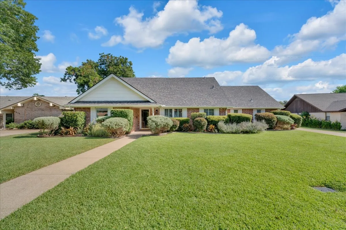 Single Family Residence For Sale in Tarrant County , 4412 Fiesta Circle E, Fort Worth, Texas 76133, 5 Bedroom, 3 Bathroom, 2 Garage spaces, 2,635 Sqft, built in 1973, mls#21353485, Real Estate Agent in Fort Worth, Homes For Sale in Tarrant county, Homes For Sale in Fort Worth, Realtor in Fort Worth Texas, Real Estate Brokerage Independent Realty Texas, Luminita Cordes Realtor