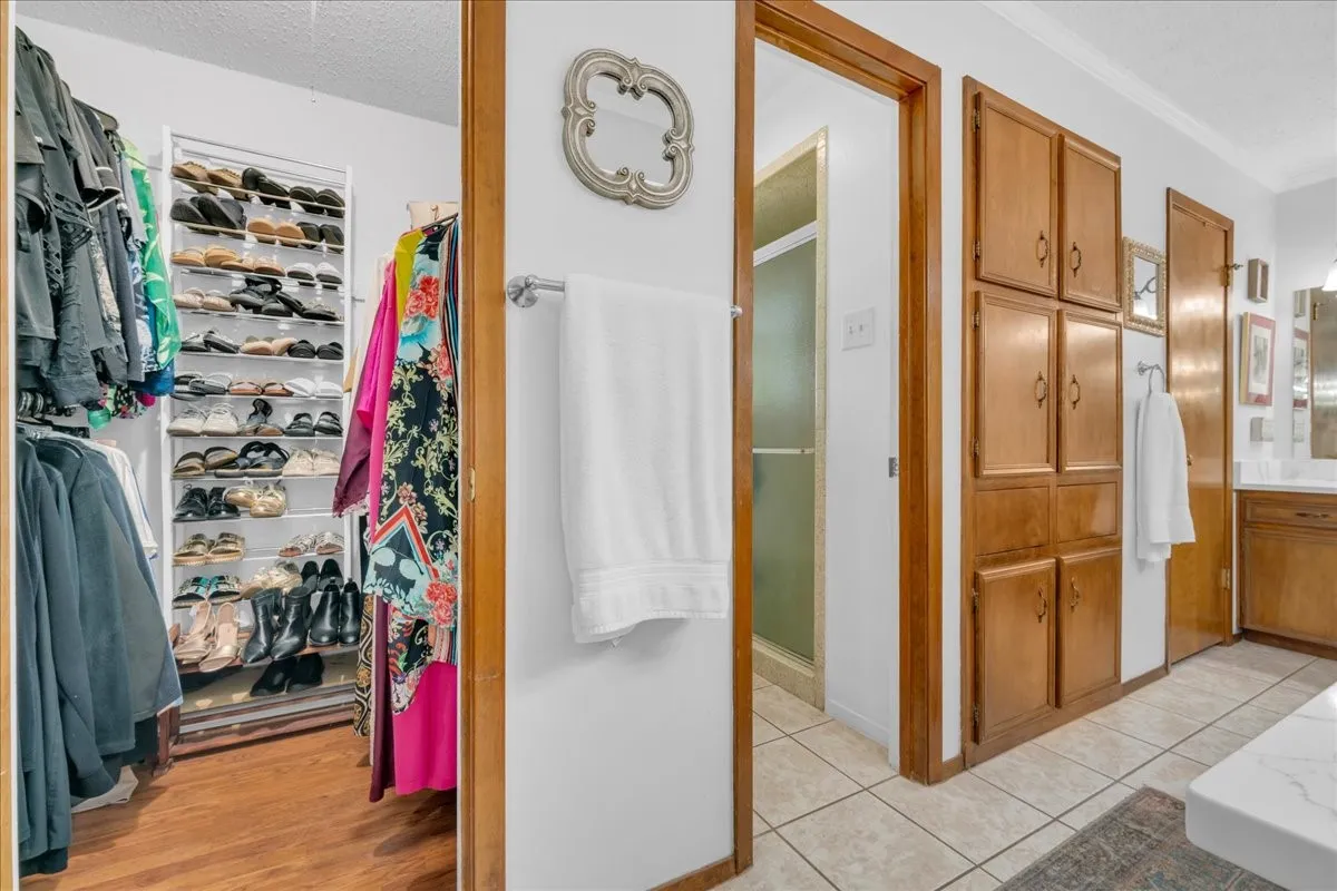 Single Family Residence For Sale in Tarrant County , 4412 Fiesta Circle E, Fort Worth, Texas 76133, 5 Bedroom, 3 Bathroom, 2 Garage spaces, 2,635 Sqft, built in 1973, mls#21353485, Real Estate Agent in Fort Worth, Homes For Sale in Tarrant county, Homes For Sale in Fort Worth, Realtor in Fort Worth Texas, Real Estate Brokerage Independent Realty Texas, Luminita Cordes Realtor