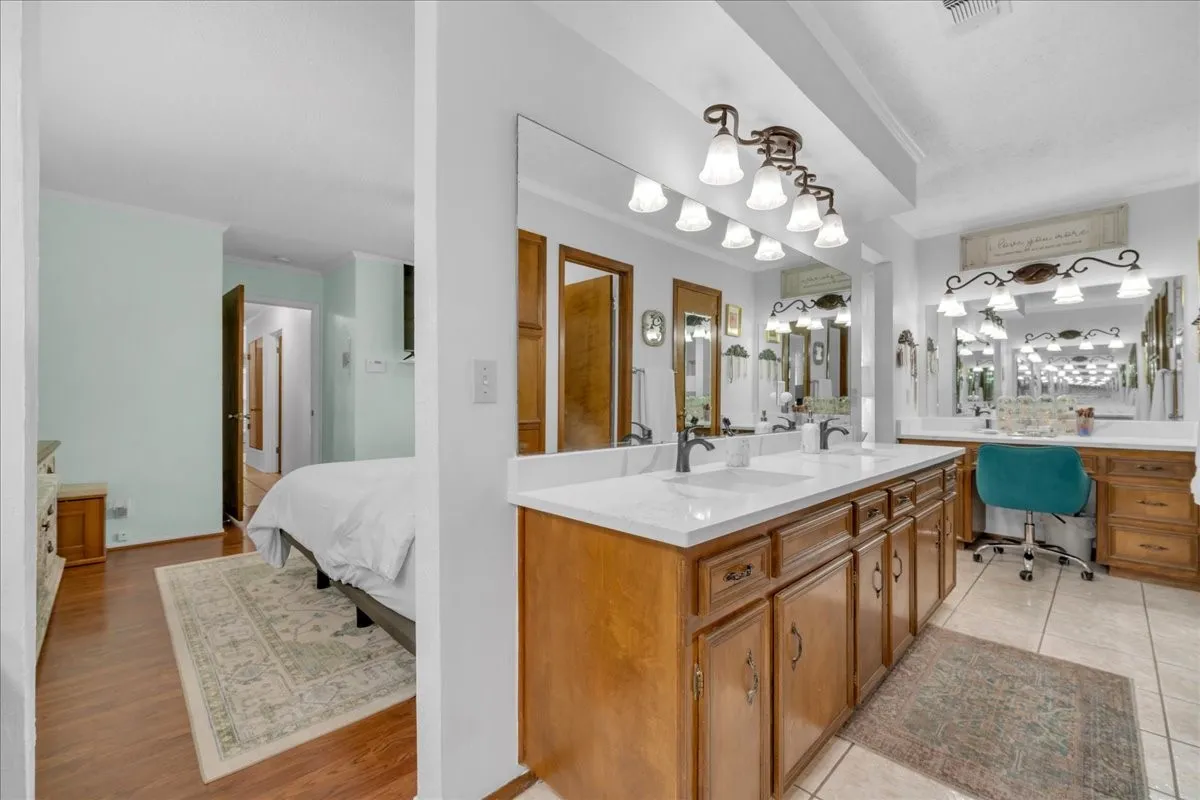 ...with dual sinks & dual vanities.