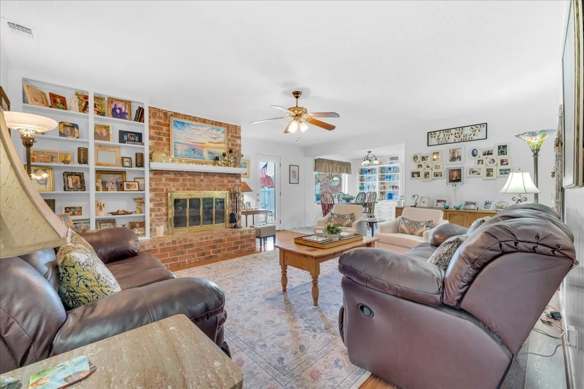 Single Family Residence For Sale in Tarrant County , 4412 Fiesta Circle E, Fort Worth, Texas 76133, 5 Bedroom, 3 Bathroom, 2 Garage spaces, 2,635 Sqft, built in 1973, mls#21353485, Real Estate Agent in Fort Worth, Homes For Sale in Tarrant county, Homes For Sale in Fort Worth, Realtor in Fort Worth Texas, Real Estate Brokerage Independent Realty Texas, Luminita Cordes Realtor