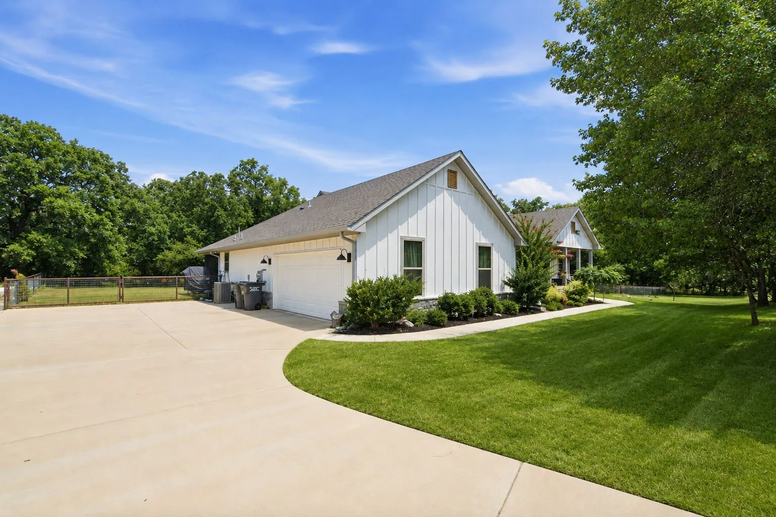 Single Family Residence For Sale in Parker County , 374 Clark Lake Road, Weatherford, Texas 76088, 3 Bedroom, 2 Bathroom, 2 Garage spaces, 2,039 Sqft, built in 2022, mls#21354139, Real Estate Agent in Weatherford, Homes For Sale in Parker county, Homes For Sale in Weatherford, Realtor in Weatherford Texas, Real Estate Brokerage Independent Realty Texas, Luminita Cordes Realtor