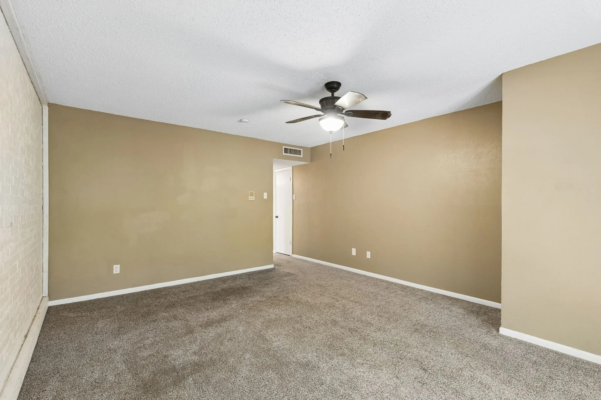 Single Family Residence For Sale in Dallas County , 1806 Lakecrest Court, Carrollton, Texas 75006, 3 Bedroom, 3 Bathroom, 2 Garage spaces, 2,192 Sqft, built in 1972, mls#21322333, Real Estate Agent in Carrollton, Homes For Sale in Dallas county, Homes For Sale in Carrollton, Realtor in Carrollton Texas, Real Estate Brokerage Independent Realty Texas, Luminita Cordes Realtor