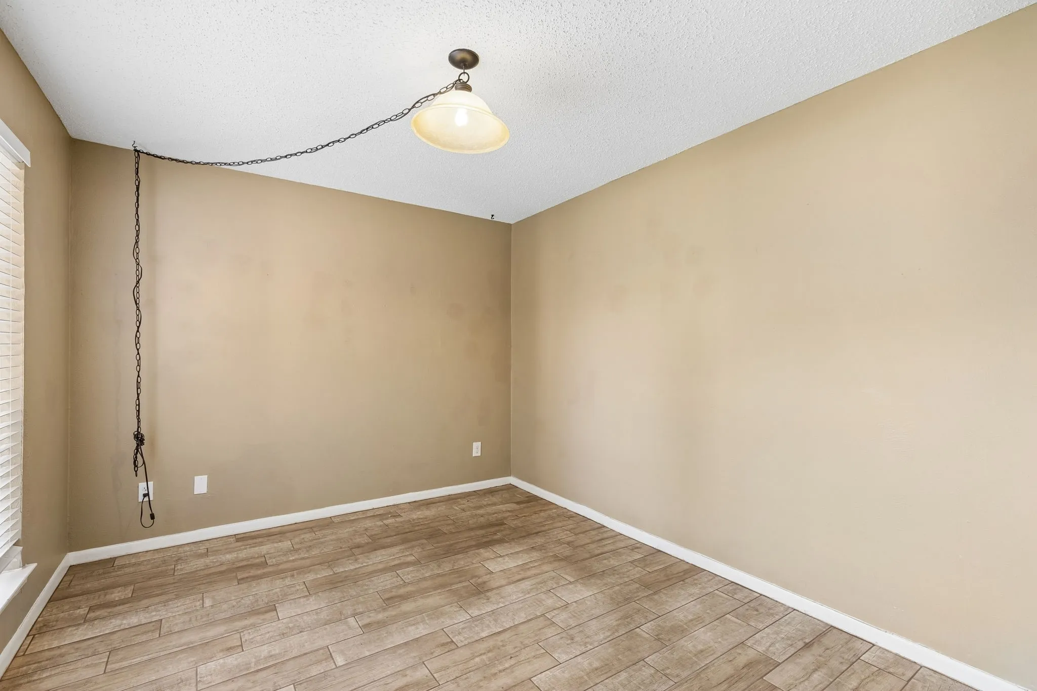 Single Family Residence For Sale in Dallas County , 1806 Lakecrest Court, Carrollton, Texas 75006, 3 Bedroom, 3 Bathroom, 2 Garage spaces, 2,192 Sqft, built in 1972, mls#21322333, Real Estate Agent in Carrollton, Homes For Sale in Dallas county, Homes For Sale in Carrollton, Realtor in Carrollton Texas, Real Estate Brokerage Independent Realty Texas, Luminita Cordes Realtor
