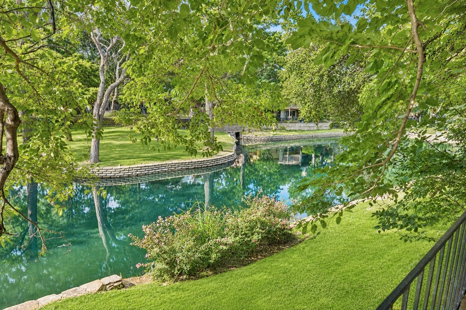 Single Family Residence For Sale in Dallas County , 1806 Lakecrest Court, Carrollton, Texas 75006, 3 Bedroom, 3 Bathroom, 2 Garage spaces, 2,192 Sqft, built in 1972, mls#21322333, Real Estate Agent in Carrollton, Homes For Sale in Dallas county, Homes For Sale in Carrollton, Realtor in Carrollton Texas, Real Estate Brokerage Independent Realty Texas, Luminita Cordes Realtor