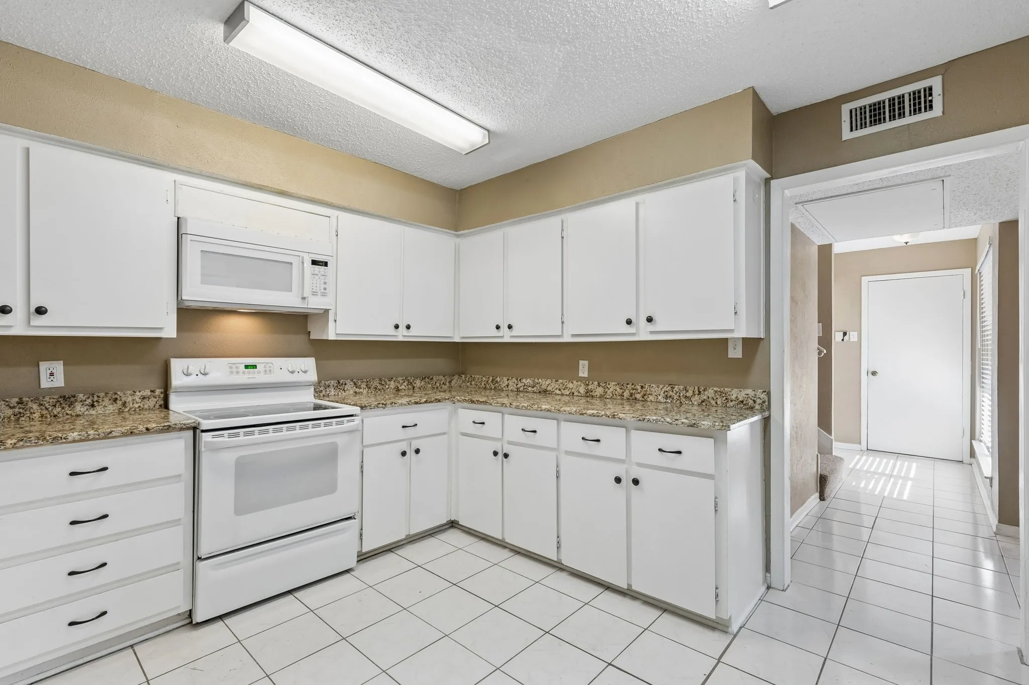 Single Family Residence For Sale in Dallas County , 1806 Lakecrest Court, Carrollton, Texas 75006, 3 Bedroom, 3 Bathroom, 2 Garage spaces, 2,192 Sqft, built in 1972, mls#21322333, Real Estate Agent in Carrollton, Homes For Sale in Dallas county, Homes For Sale in Carrollton, Realtor in Carrollton Texas, Real Estate Brokerage Independent Realty Texas, Luminita Cordes Realtor